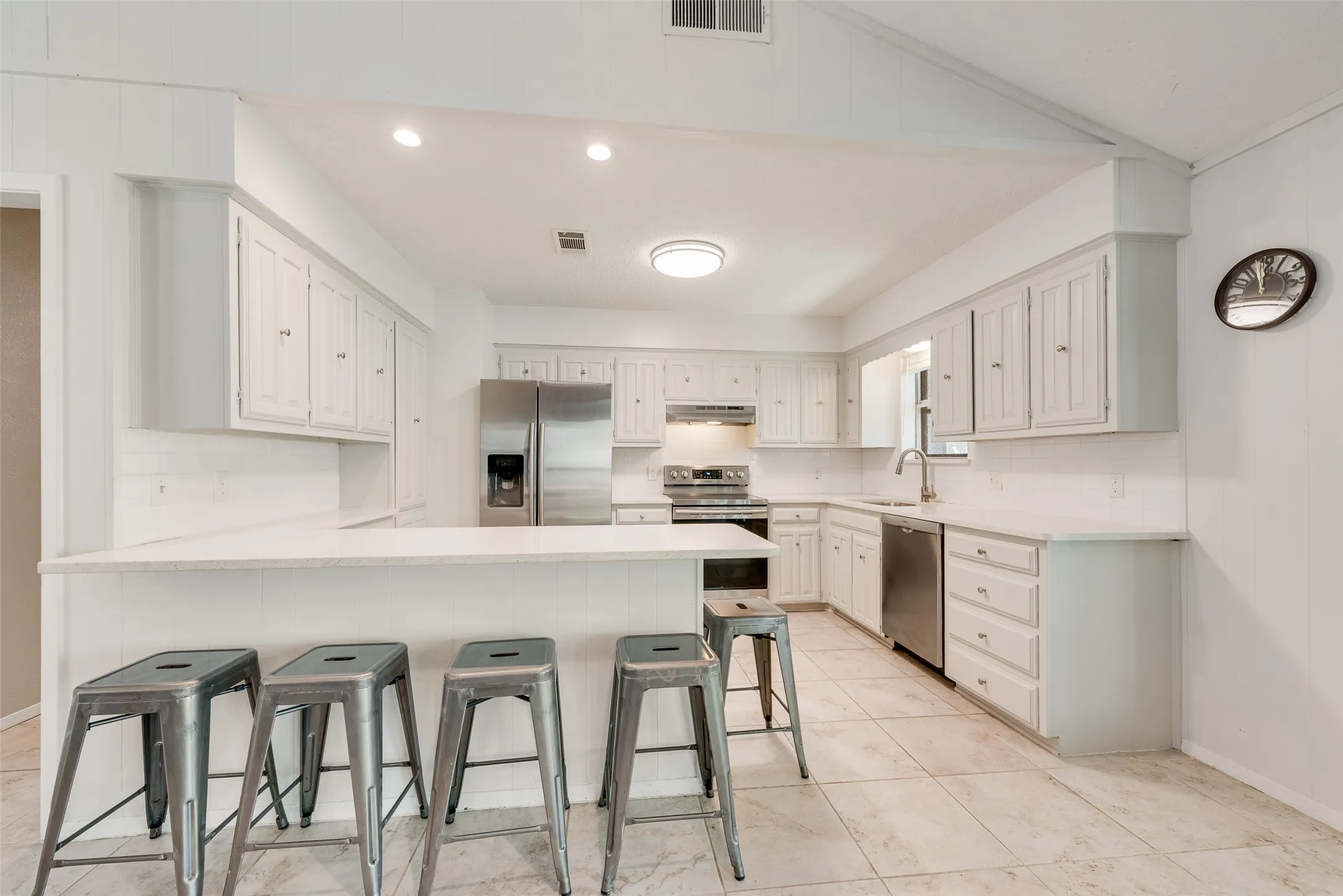 Single Family Residence For Sale in Henderson County , 110 LA Jolla Street, Mabank, Texas 75156, 3 Bedroom, 2 Bathroom, Garage spaces, 1,760 Sqft, built in 1981, mls#21355606, Real Estate Agent in Mabank, Homes For Sale in Henderson county, Homes For Sale in Mabank, Realtor in Mabank Texas, Real Estate Brokerage Independent Realty Texas, Luminita Cordes Realtor