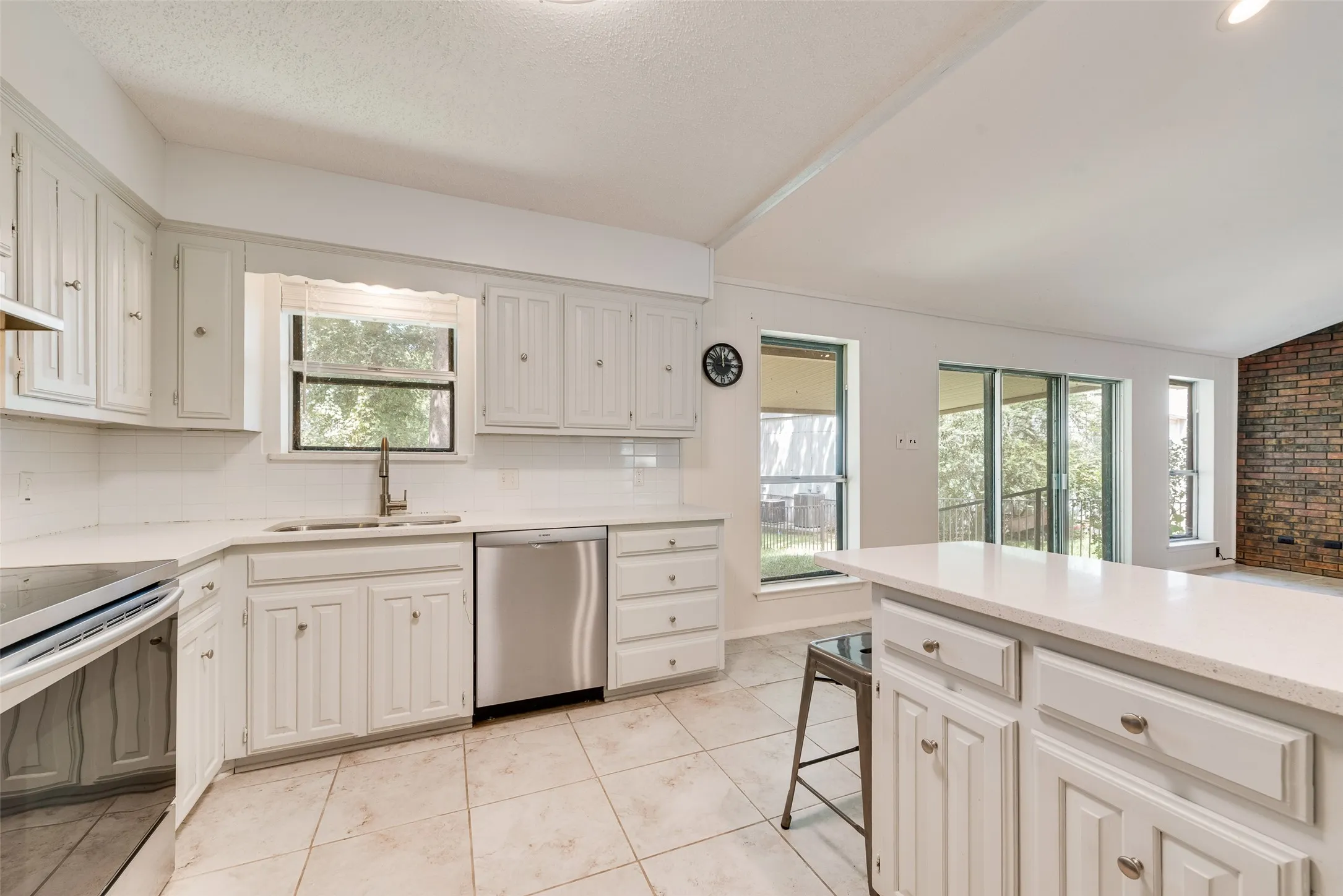 Single Family Residence For Sale in Henderson County , 110 LA Jolla Street, Mabank, Texas 75156, 3 Bedroom, 2 Bathroom, Garage spaces, 1,760 Sqft, built in 1981, mls#21355606, Real Estate Agent in Mabank, Homes For Sale in Henderson county, Homes For Sale in Mabank, Realtor in Mabank Texas, Real Estate Brokerage Independent Realty Texas, Luminita Cordes Realtor