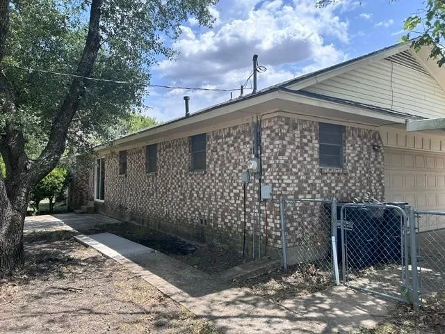 Single Family Residence For Sale in Grayson County , 904 Beasley Boulevard, Whitewright, Texas 75491, 3 Bedroom, 2 Bathroom, 2 Garage spaces, 1,560 Sqft, built in 1965, Price $335,000, mls#21355611, Real Estate Agent in Whitewright, Homes For Sale in Grayson county, Homes For Sale in Whitewright, Realtor in Whitewright Texas, Real Estate Brokerage Independent Realty Texas, Luminita Cordes Realtor