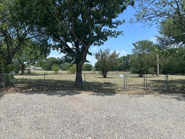 Single Family Residence For Sale in Grayson County , 904 Beasley Boulevard, Whitewright, Texas 75491, 3 Bedroom, 2 Bathroom, 2 Garage spaces, 1,560 Sqft, built in 1965, Price $335,000, mls#21355611, Real Estate Agent in Whitewright, Homes For Sale in Grayson county, Homes For Sale in Whitewright, Realtor in Whitewright Texas, Real Estate Brokerage Independent Realty Texas, Luminita Cordes Realtor