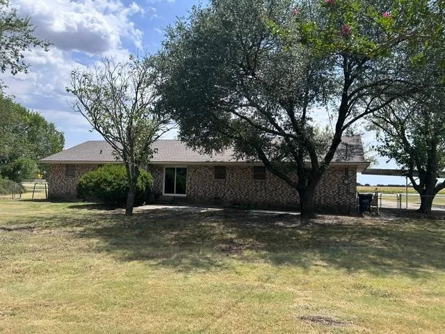 Single Family Residence For Sale in Grayson County , 904 Beasley Boulevard, Whitewright, Texas 75491, 3 Bedroom, 2 Bathroom, 2 Garage spaces, 1,560 Sqft, built in 1965, Price $335,000, mls#21355611, Real Estate Agent in Whitewright, Homes For Sale in Grayson county, Homes For Sale in Whitewright, Realtor in Whitewright Texas, Real Estate Brokerage Independent Realty Texas, Luminita Cordes Realtor