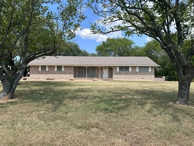 Single Family Residence For Sale in Grayson County , 904 Beasley Boulevard, Whitewright, Texas 75491, 3 Bedroom, 2 Bathroom, 2 Garage spaces, 1,560 Sqft, built in 1965, Price $335,000, mls#21355611, Real Estate Agent in Whitewright, Homes For Sale in Grayson county, Homes For Sale in Whitewright, Realtor in Whitewright Texas, Real Estate Brokerage Independent Realty Texas, Luminita Cordes Realtor
