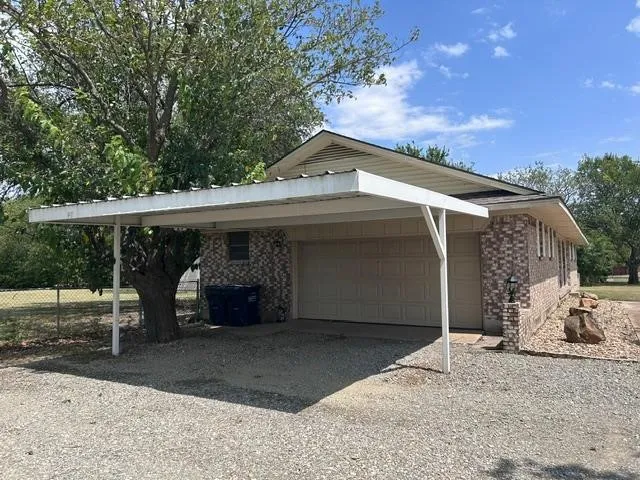 Single Family Residence For Sale in Grayson County , 904 Beasley Boulevard, Whitewright, Texas 75491, 3 Bedroom, 2 Bathroom, 2 Garage spaces, 1,560 Sqft, built in 1965, Price $335,000, mls#21355611, Real Estate Agent in Whitewright, Homes For Sale in Grayson county, Homes For Sale in Whitewright, Realtor in Whitewright Texas, Real Estate Brokerage Independent Realty Texas, Luminita Cordes Realtor