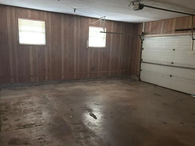 Single Family Residence For Sale in Grayson County , 904 Beasley Boulevard, Whitewright, Texas 75491, 3 Bedroom, 2 Bathroom, 2 Garage spaces, 1,560 Sqft, built in 1965, Price $335,000, mls#21355611, Real Estate Agent in Whitewright, Homes For Sale in Grayson county, Homes For Sale in Whitewright, Realtor in Whitewright Texas, Real Estate Brokerage Independent Realty Texas, Luminita Cordes Realtor