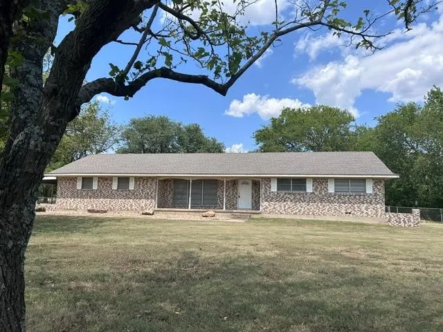Single Family Residence For Sale in Grayson County , 904 Beasley Boulevard, Whitewright, Texas 75491, 3 Bedroom, 2 Bathroom, 2 Garage spaces, 1,560 Sqft, built in 1965, Price $335,000, mls#21355611, Real Estate Agent in Whitewright, Homes For Sale in Grayson county, Homes For Sale in Whitewright, Realtor in Whitewright Texas, Real Estate Brokerage Independent Realty Texas, Luminita Cordes Realtor