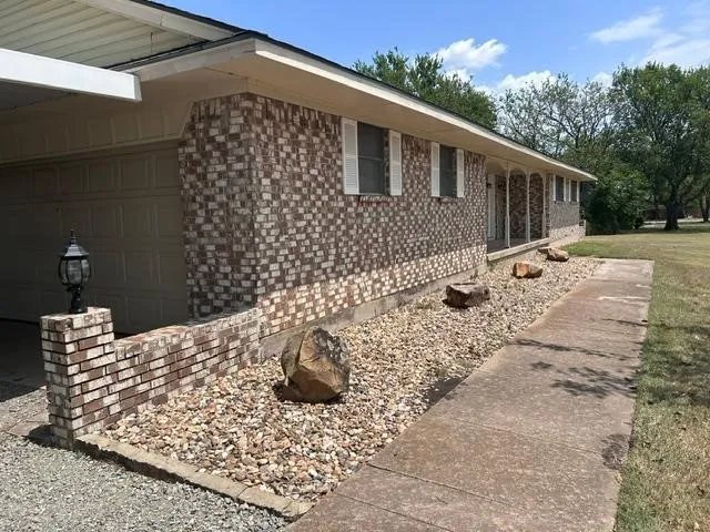 Single Family Residence For Sale in Grayson County , 904 Beasley Boulevard, Whitewright, Texas 75491, 3 Bedroom, 2 Bathroom, 2 Garage spaces, 1,560 Sqft, built in 1965, Price $335,000, mls#21355611, Real Estate Agent in Whitewright, Homes For Sale in Grayson county, Homes For Sale in Whitewright, Realtor in Whitewright Texas, Real Estate Brokerage Independent Realty Texas, Luminita Cordes Realtor