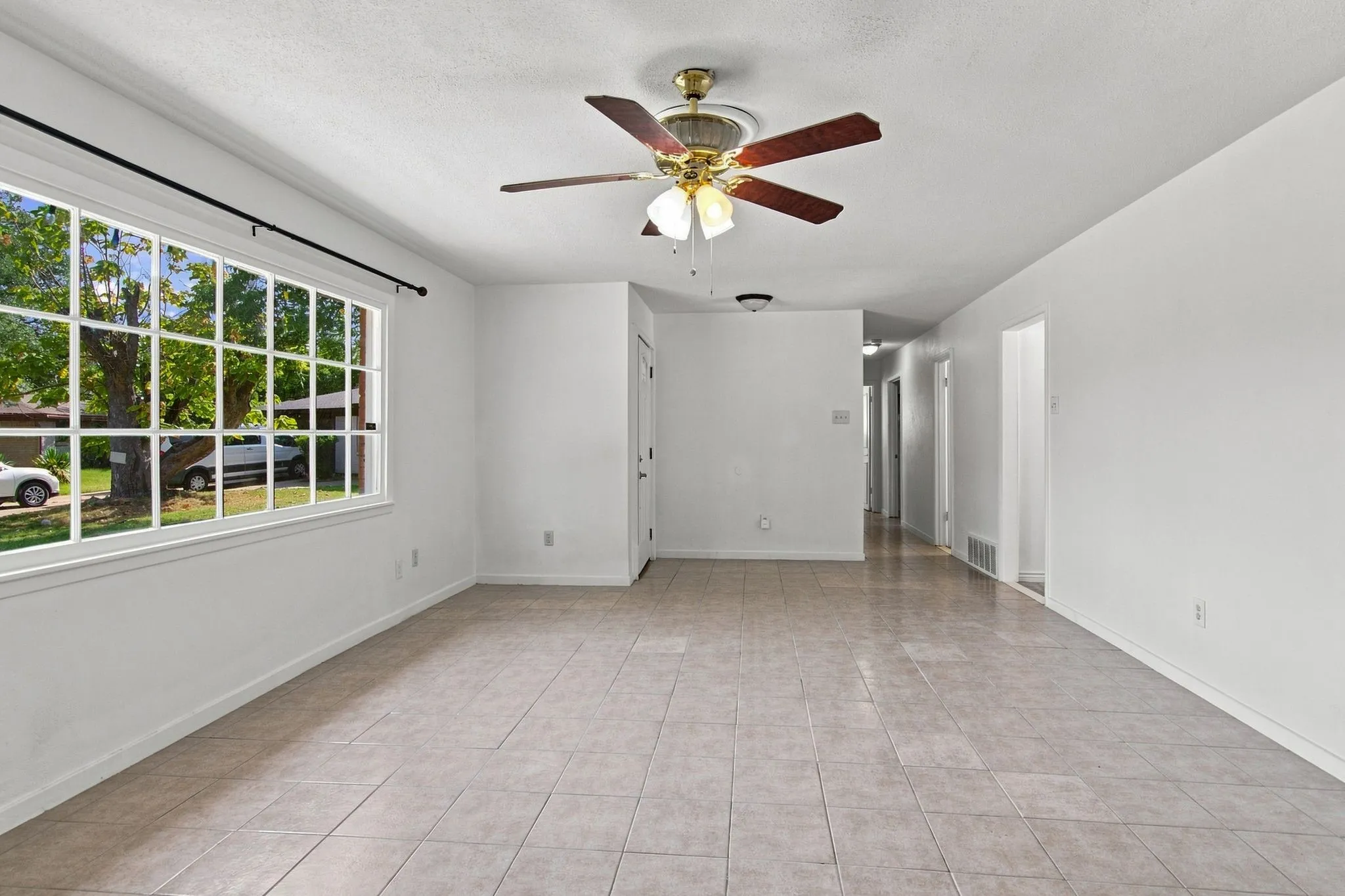 Single Family Residence For Sale in Tarrant County , 155 Chateau Drive, Fort Worth, Texas 76134, 3 Bedroom, 2 Bathroom, 2 Garage spaces, 1,388 Sqft, built in 1964, mls#21354485, Real Estate Agent in Fort Worth, Homes For Sale in Tarrant county, Homes For Sale in Fort Worth, Realtor in Fort Worth Texas, Real Estate Brokerage Independent Realty Texas, Luminita Cordes Realtor