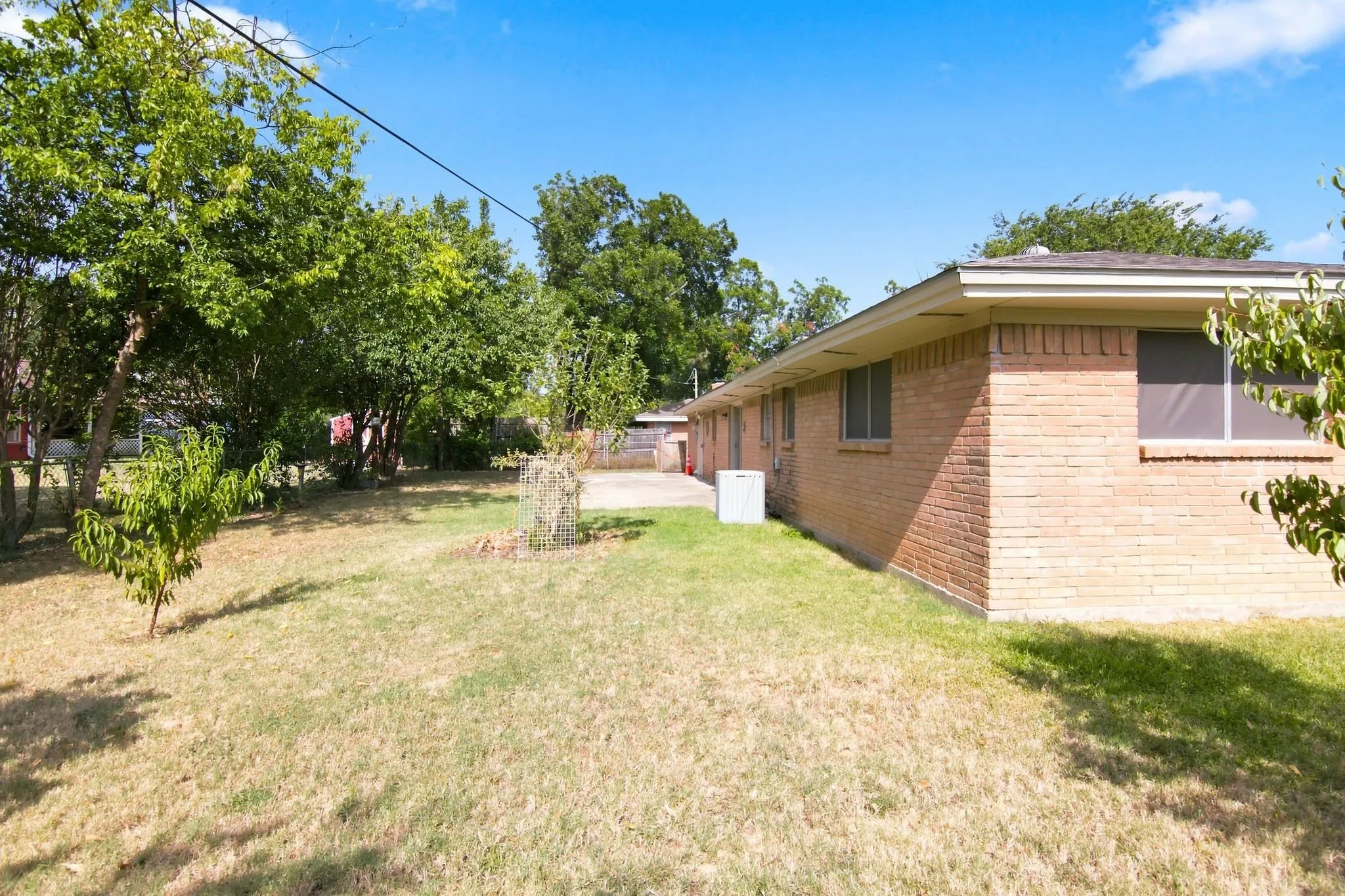 Single Family Residence For Sale in Tarrant County , 155 Chateau Drive, Fort Worth, Texas 76134, 3 Bedroom, 2 Bathroom, 2 Garage spaces, 1,388 Sqft, built in 1964, mls#21354485, Real Estate Agent in Fort Worth, Homes For Sale in Tarrant county, Homes For Sale in Fort Worth, Realtor in Fort Worth Texas, Real Estate Brokerage Independent Realty Texas, Luminita Cordes Realtor