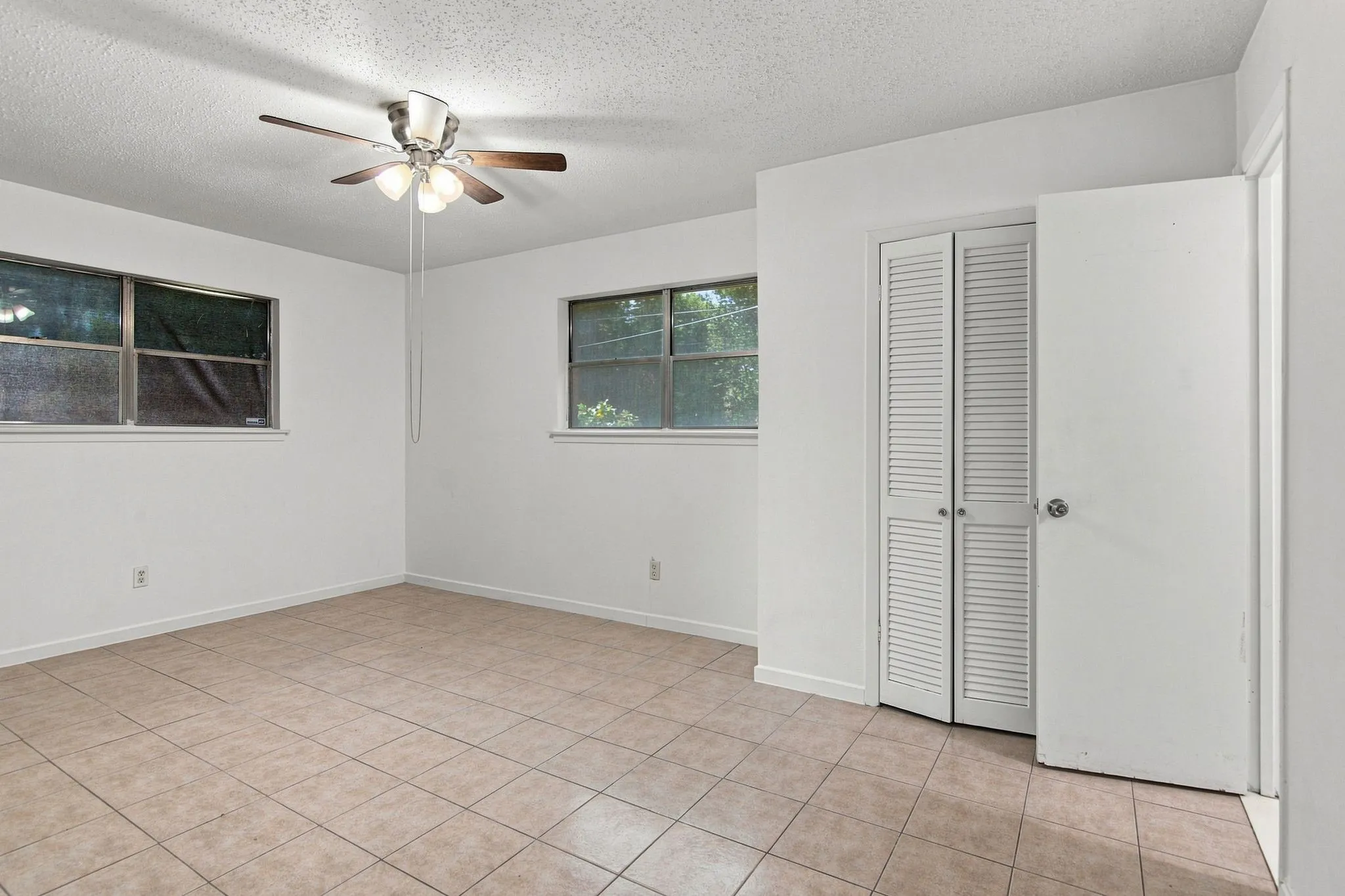 Single Family Residence For Sale in Tarrant County , 155 Chateau Drive, Fort Worth, Texas 76134, 3 Bedroom, 2 Bathroom, 2 Garage spaces, 1,388 Sqft, built in 1964, mls#21354485, Real Estate Agent in Fort Worth, Homes For Sale in Tarrant county, Homes For Sale in Fort Worth, Realtor in Fort Worth Texas, Real Estate Brokerage Independent Realty Texas, Luminita Cordes Realtor