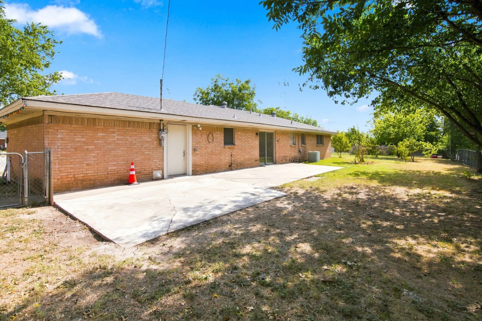 Single Family Residence For Sale in Tarrant County , 155 Chateau Drive, Fort Worth, Texas 76134, 3 Bedroom, 2 Bathroom, 2 Garage spaces, 1,388 Sqft, built in 1964, mls#21354485, Real Estate Agent in Fort Worth, Homes For Sale in Tarrant county, Homes For Sale in Fort Worth, Realtor in Fort Worth Texas, Real Estate Brokerage Independent Realty Texas, Luminita Cordes Realtor