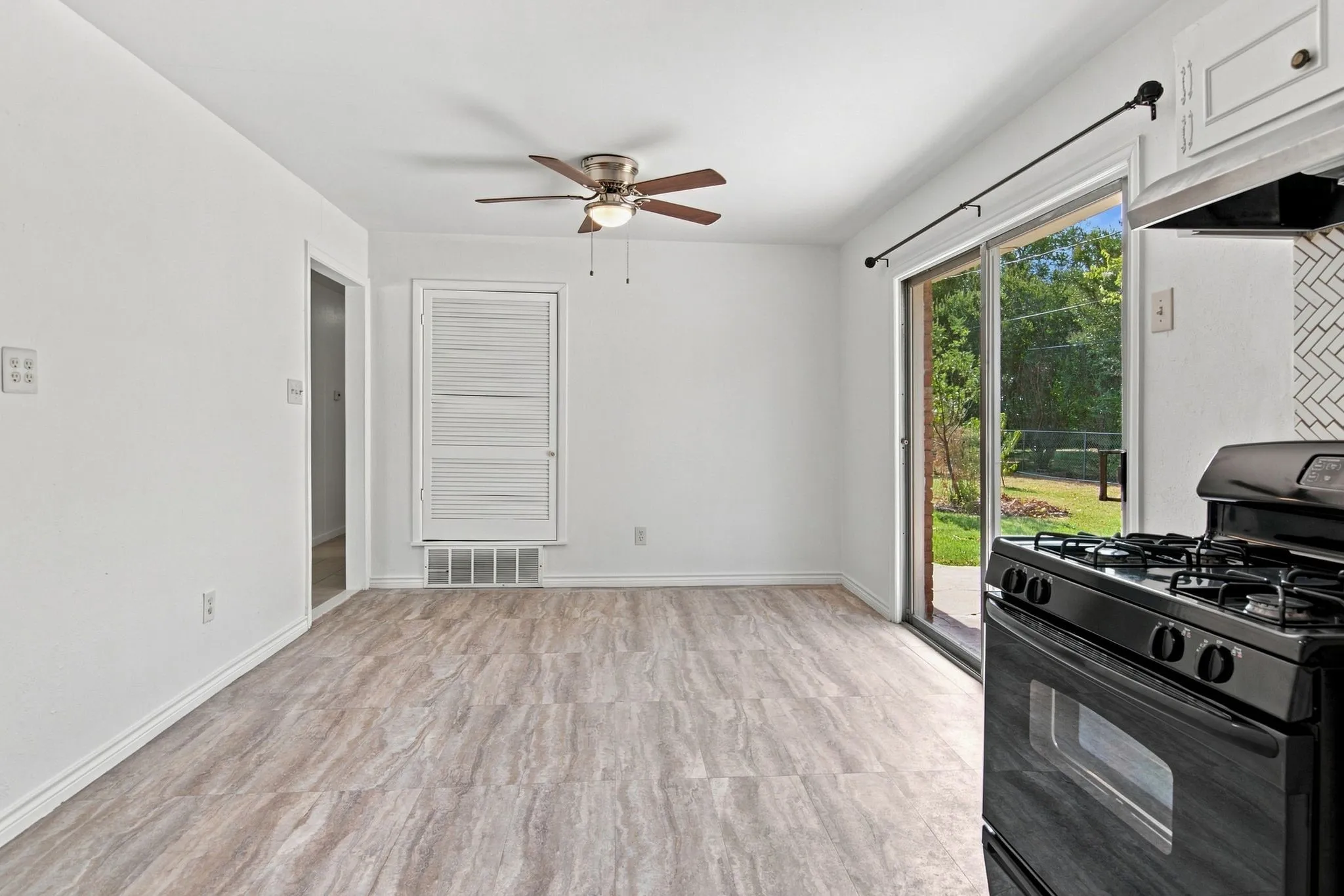 Single Family Residence For Sale in Tarrant County , 155 Chateau Drive, Fort Worth, Texas 76134, 3 Bedroom, 2 Bathroom, 2 Garage spaces, 1,388 Sqft, built in 1964, mls#21354485, Real Estate Agent in Fort Worth, Homes For Sale in Tarrant county, Homes For Sale in Fort Worth, Realtor in Fort Worth Texas, Real Estate Brokerage Independent Realty Texas, Luminita Cordes Realtor