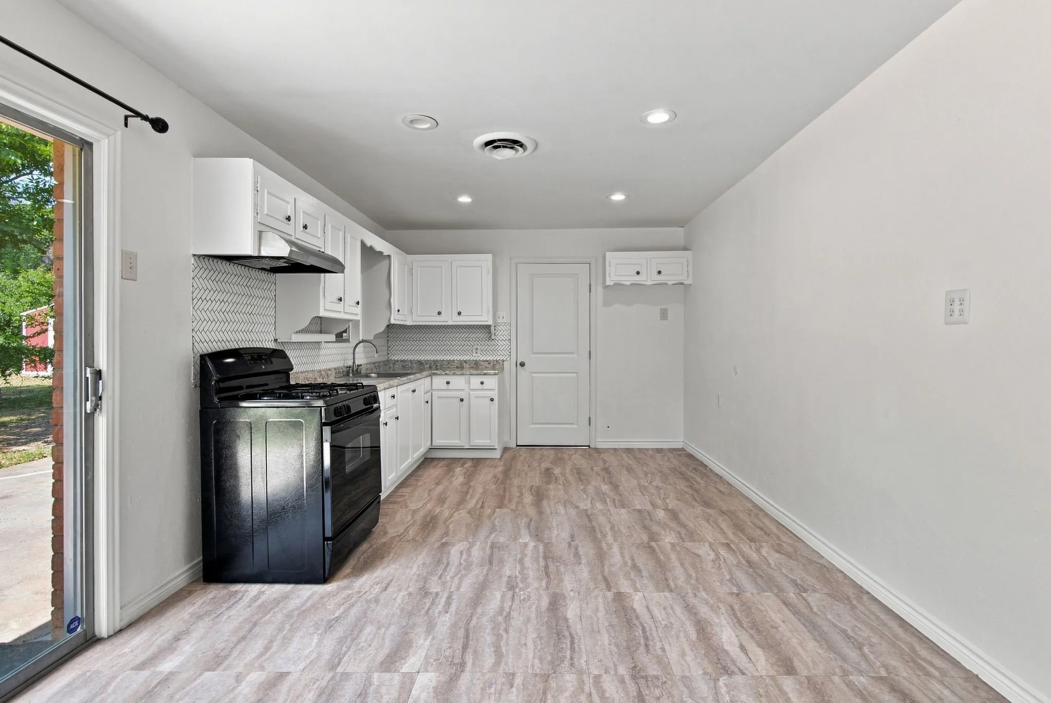 Single Family Residence For Sale in Tarrant County , 155 Chateau Drive, Fort Worth, Texas 76134, 3 Bedroom, 2 Bathroom, 2 Garage spaces, 1,388 Sqft, built in 1964, mls#21354485, Real Estate Agent in Fort Worth, Homes For Sale in Tarrant county, Homes For Sale in Fort Worth, Realtor in Fort Worth Texas, Real Estate Brokerage Independent Realty Texas, Luminita Cordes Realtor