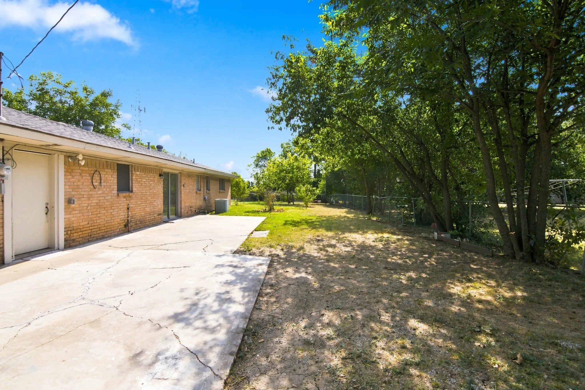 Single Family Residence For Sale in Tarrant County , 155 Chateau Drive, Fort Worth, Texas 76134, 3 Bedroom, 2 Bathroom, 2 Garage spaces, 1,388 Sqft, built in 1964, mls#21354485, Real Estate Agent in Fort Worth, Homes For Sale in Tarrant county, Homes For Sale in Fort Worth, Realtor in Fort Worth Texas, Real Estate Brokerage Independent Realty Texas, Luminita Cordes Realtor