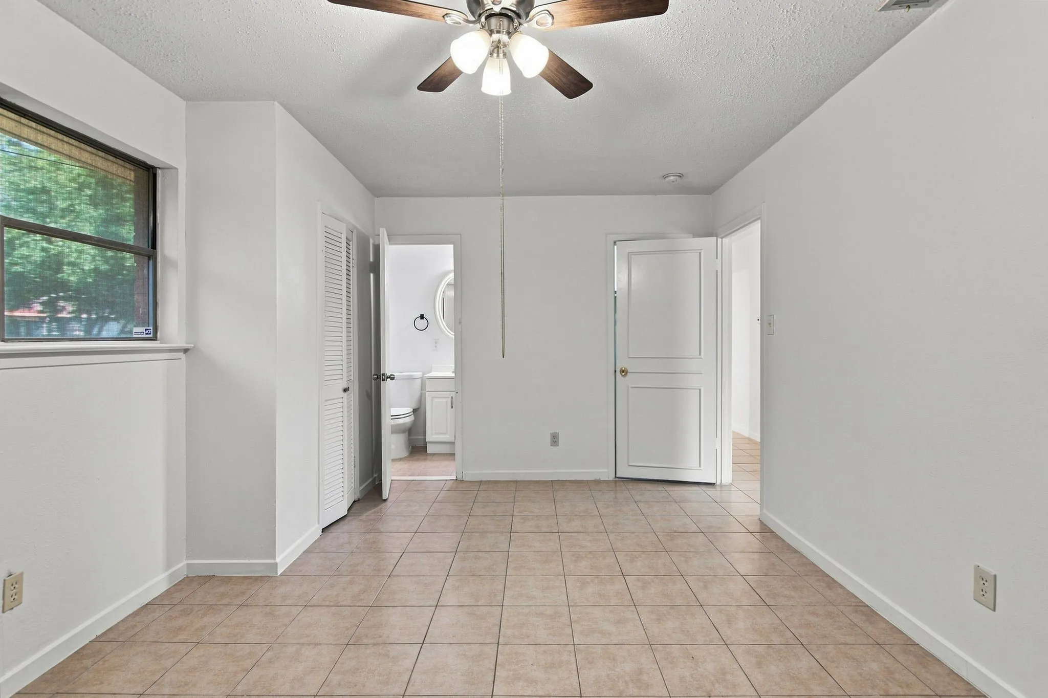 Single Family Residence For Sale in Tarrant County , 155 Chateau Drive, Fort Worth, Texas 76134, 3 Bedroom, 2 Bathroom, 2 Garage spaces, 1,388 Sqft, built in 1964, mls#21354485, Real Estate Agent in Fort Worth, Homes For Sale in Tarrant county, Homes For Sale in Fort Worth, Realtor in Fort Worth Texas, Real Estate Brokerage Independent Realty Texas, Luminita Cordes Realtor