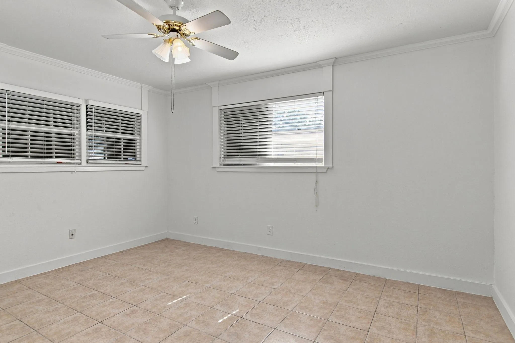 Single Family Residence For Sale in Tarrant County , 155 Chateau Drive, Fort Worth, Texas 76134, 3 Bedroom, 2 Bathroom, 2 Garage spaces, 1,388 Sqft, built in 1964, mls#21354485, Real Estate Agent in Fort Worth, Homes For Sale in Tarrant county, Homes For Sale in Fort Worth, Realtor in Fort Worth Texas, Real Estate Brokerage Independent Realty Texas, Luminita Cordes Realtor