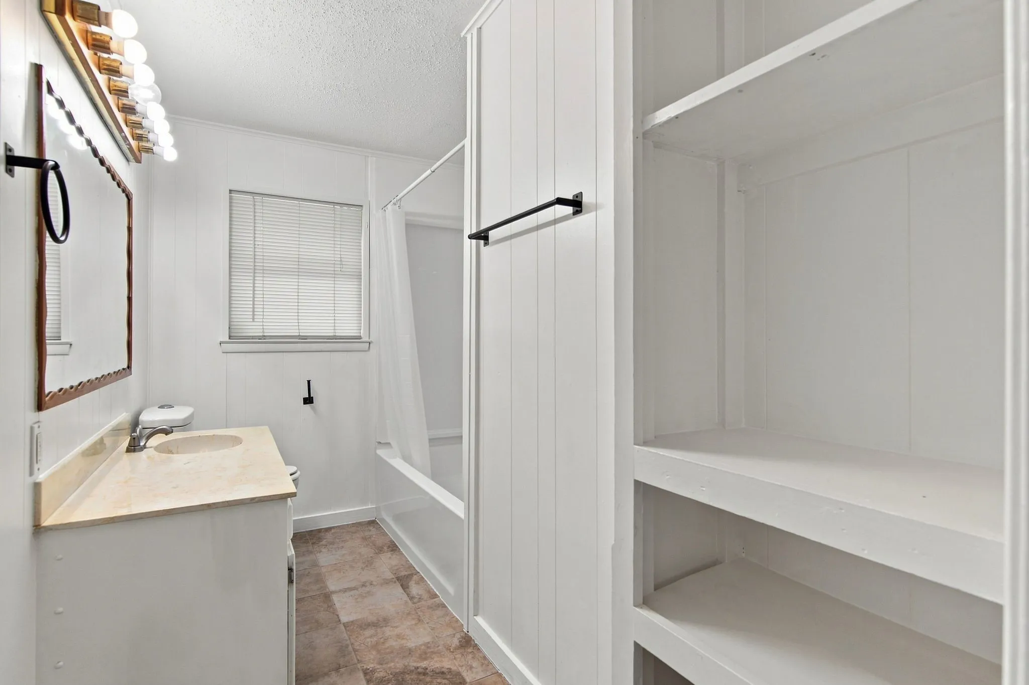 Single Family Residence For Sale in Tarrant County , 155 Chateau Drive, Fort Worth, Texas 76134, 3 Bedroom, 2 Bathroom, 2 Garage spaces, 1,388 Sqft, built in 1964, mls#21354485, Real Estate Agent in Fort Worth, Homes For Sale in Tarrant county, Homes For Sale in Fort Worth, Realtor in Fort Worth Texas, Real Estate Brokerage Independent Realty Texas, Luminita Cordes Realtor