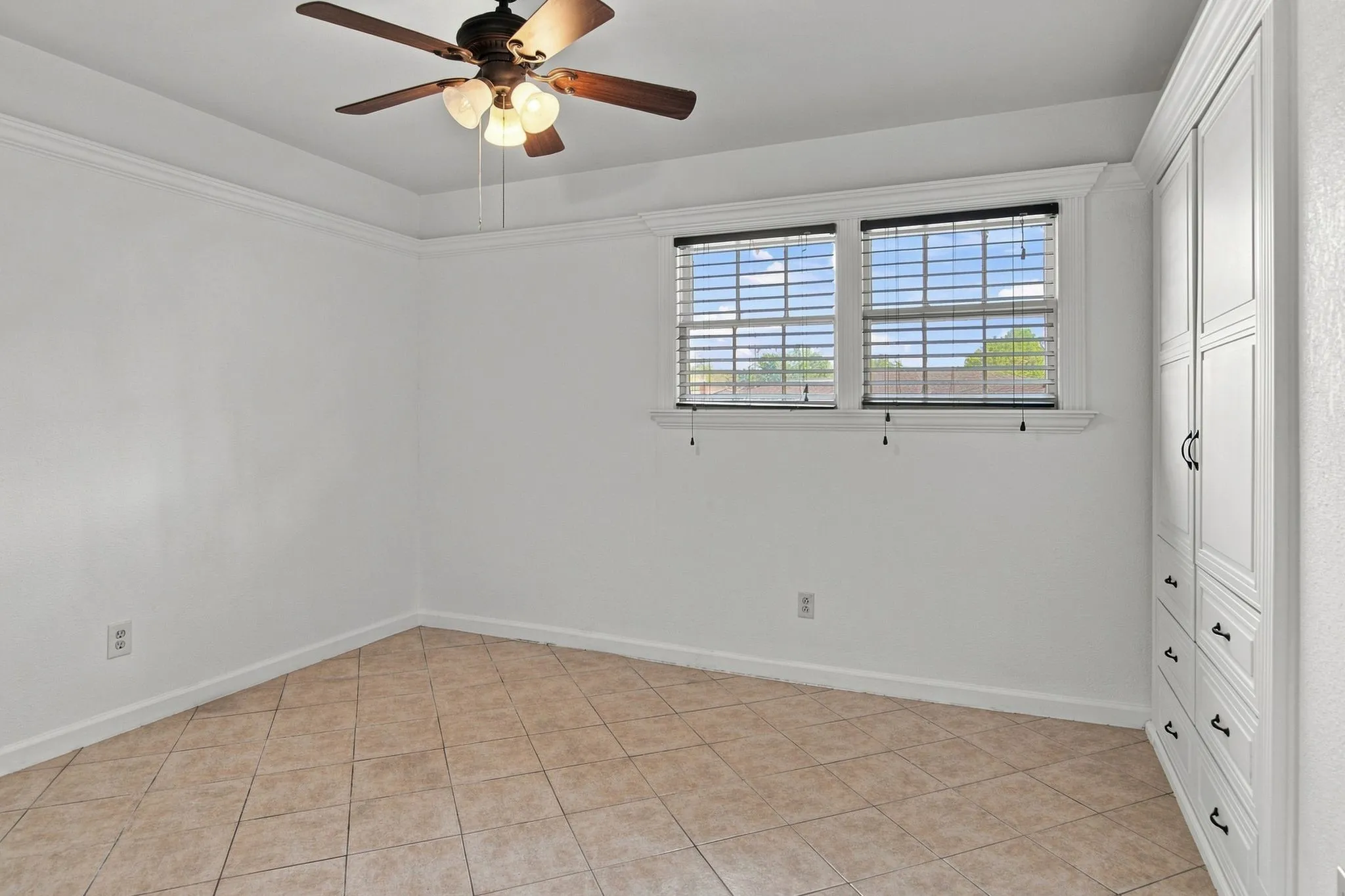 Single Family Residence For Sale in Tarrant County , 155 Chateau Drive, Fort Worth, Texas 76134, 3 Bedroom, 2 Bathroom, 2 Garage spaces, 1,388 Sqft, built in 1964, mls#21354485, Real Estate Agent in Fort Worth, Homes For Sale in Tarrant county, Homes For Sale in Fort Worth, Realtor in Fort Worth Texas, Real Estate Brokerage Independent Realty Texas, Luminita Cordes Realtor
