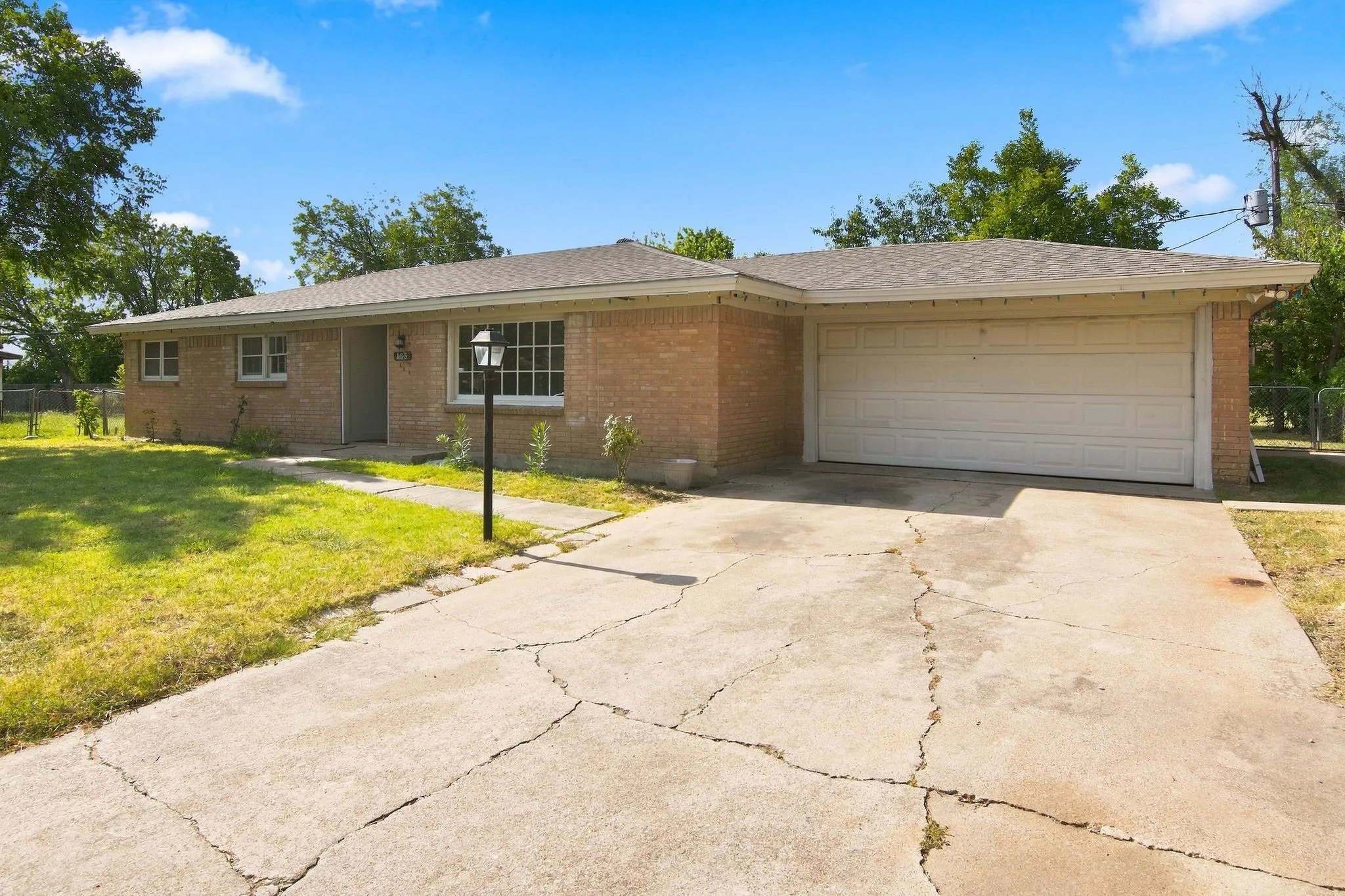 Single Family Residence For Sale in Tarrant County , 155 Chateau Drive, Fort Worth, Texas 76134, 3 Bedroom, 2 Bathroom, 2 Garage spaces, 1,388 Sqft, built in 1964, mls#21354485, Real Estate Agent in Fort Worth, Homes For Sale in Tarrant county, Homes For Sale in Fort Worth, Realtor in Fort Worth Texas, Real Estate Brokerage Independent Realty Texas, Luminita Cordes Realtor