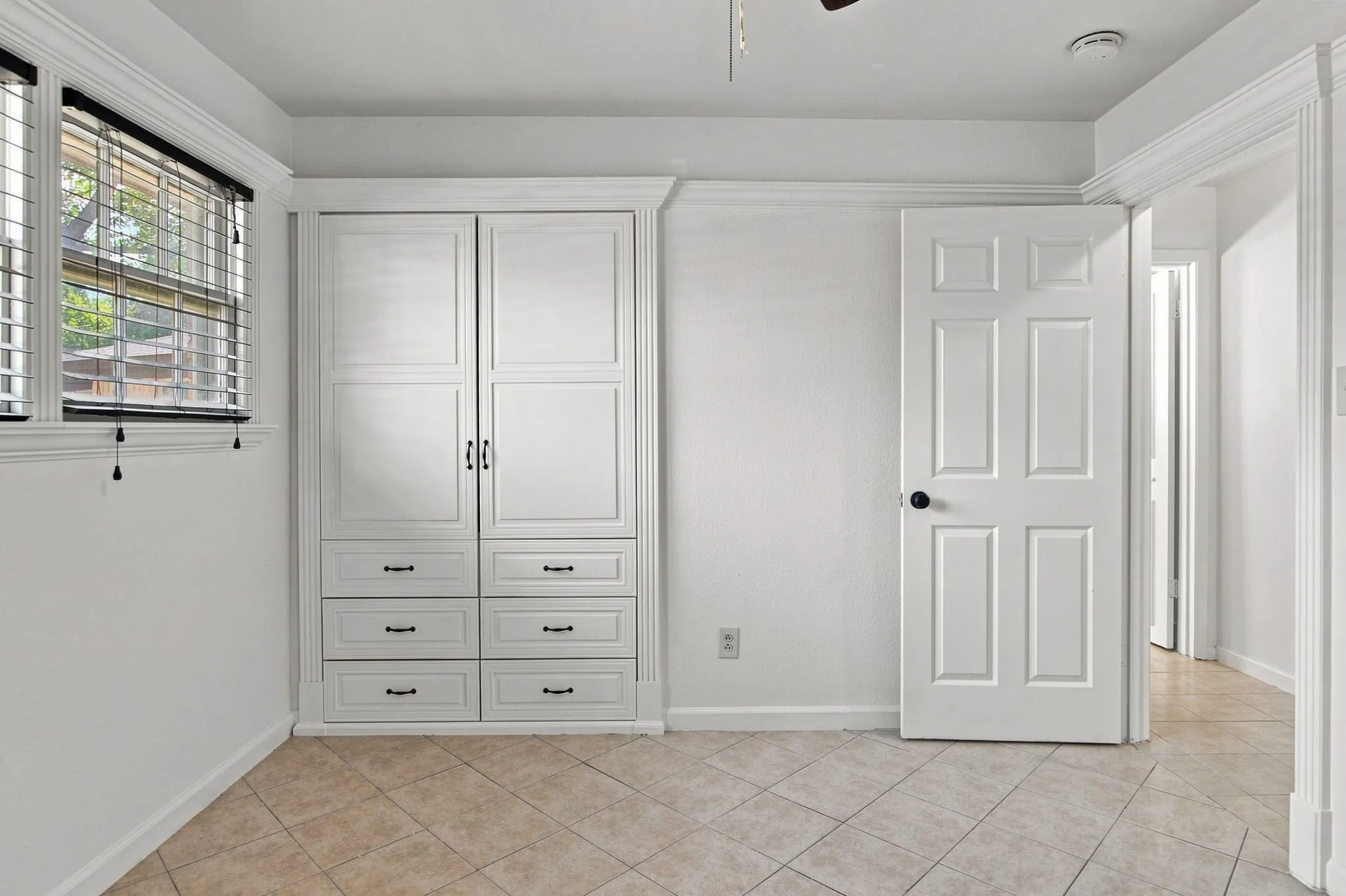 Single Family Residence For Sale in Tarrant County , 155 Chateau Drive, Fort Worth, Texas 76134, 3 Bedroom, 2 Bathroom, 2 Garage spaces, 1,388 Sqft, built in 1964, mls#21354485, Real Estate Agent in Fort Worth, Homes For Sale in Tarrant county, Homes For Sale in Fort Worth, Realtor in Fort Worth Texas, Real Estate Brokerage Independent Realty Texas, Luminita Cordes Realtor