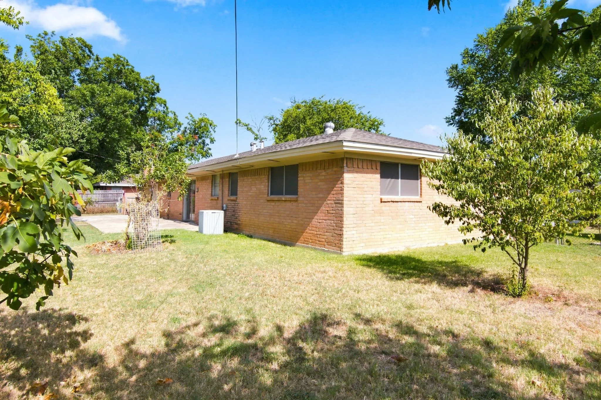 Single Family Residence For Sale in Tarrant County , 155 Chateau Drive, Fort Worth, Texas 76134, 3 Bedroom, 2 Bathroom, 2 Garage spaces, 1,388 Sqft, built in 1964, mls#21354485, Real Estate Agent in Fort Worth, Homes For Sale in Tarrant county, Homes For Sale in Fort Worth, Realtor in Fort Worth Texas, Real Estate Brokerage Independent Realty Texas, Luminita Cordes Realtor