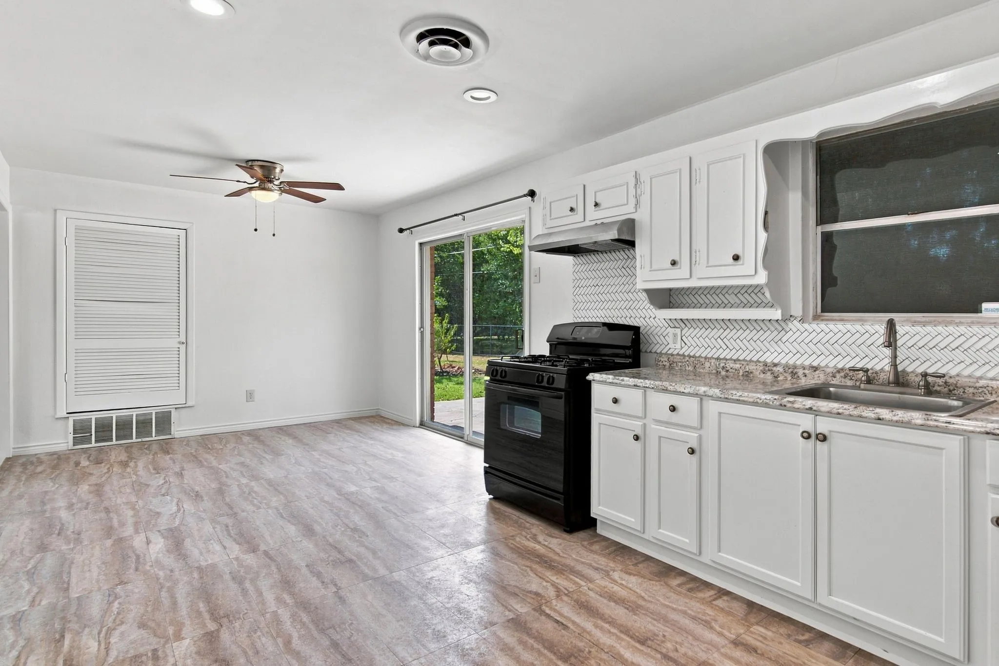 Single Family Residence For Sale in Tarrant County , 155 Chateau Drive, Fort Worth, Texas 76134, 3 Bedroom, 2 Bathroom, 2 Garage spaces, 1,388 Sqft, built in 1964, mls#21354485, Real Estate Agent in Fort Worth, Homes For Sale in Tarrant county, Homes For Sale in Fort Worth, Realtor in Fort Worth Texas, Real Estate Brokerage Independent Realty Texas, Luminita Cordes Realtor