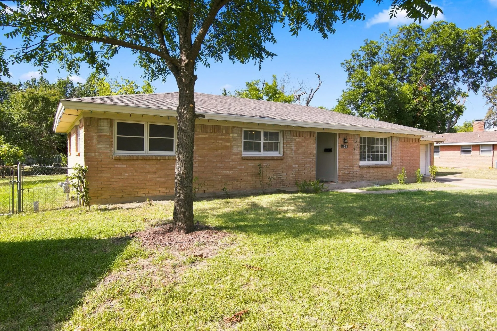 Single Family Residence For Sale in Tarrant County , 155 Chateau Drive, Fort Worth, Texas 76134, 3 Bedroom, 2 Bathroom, 2 Garage spaces, 1,388 Sqft, built in 1964, mls#21354485, Real Estate Agent in Fort Worth, Homes For Sale in Tarrant county, Homes For Sale in Fort Worth, Realtor in Fort Worth Texas, Real Estate Brokerage Independent Realty Texas, Luminita Cordes Realtor