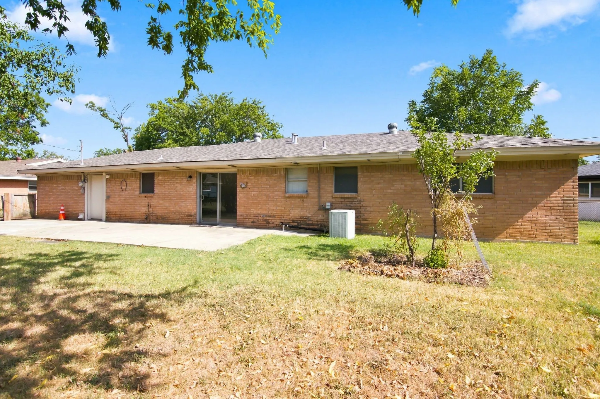 Single Family Residence For Sale in Tarrant County , 155 Chateau Drive, Fort Worth, Texas 76134, 3 Bedroom, 2 Bathroom, 2 Garage spaces, 1,388 Sqft, built in 1964, mls#21354485, Real Estate Agent in Fort Worth, Homes For Sale in Tarrant county, Homes For Sale in Fort Worth, Realtor in Fort Worth Texas, Real Estate Brokerage Independent Realty Texas, Luminita Cordes Realtor