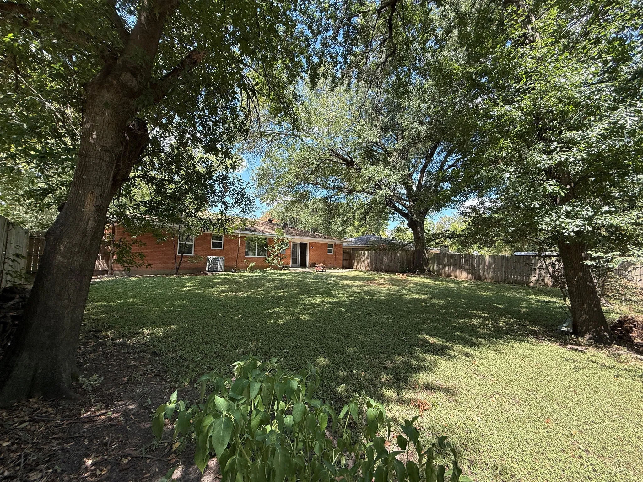 Single Family Residence For Rent in Navarro County , 1915 Fairfax Drive, Corsicana, Texas 75110, 3 Bedroom, 2 Bathroom, 2 Garage spaces, 1,564 Sqft, built in 1971, mls#21355603, Real Estate Agent in Corsicana, Homes For Rent in Navarro county, Homes For Rent in Corsicana, Realtor in Corsicana Texas, Real Estate Brokerage Independent Realty Texas, Luminita Cordes Realtor