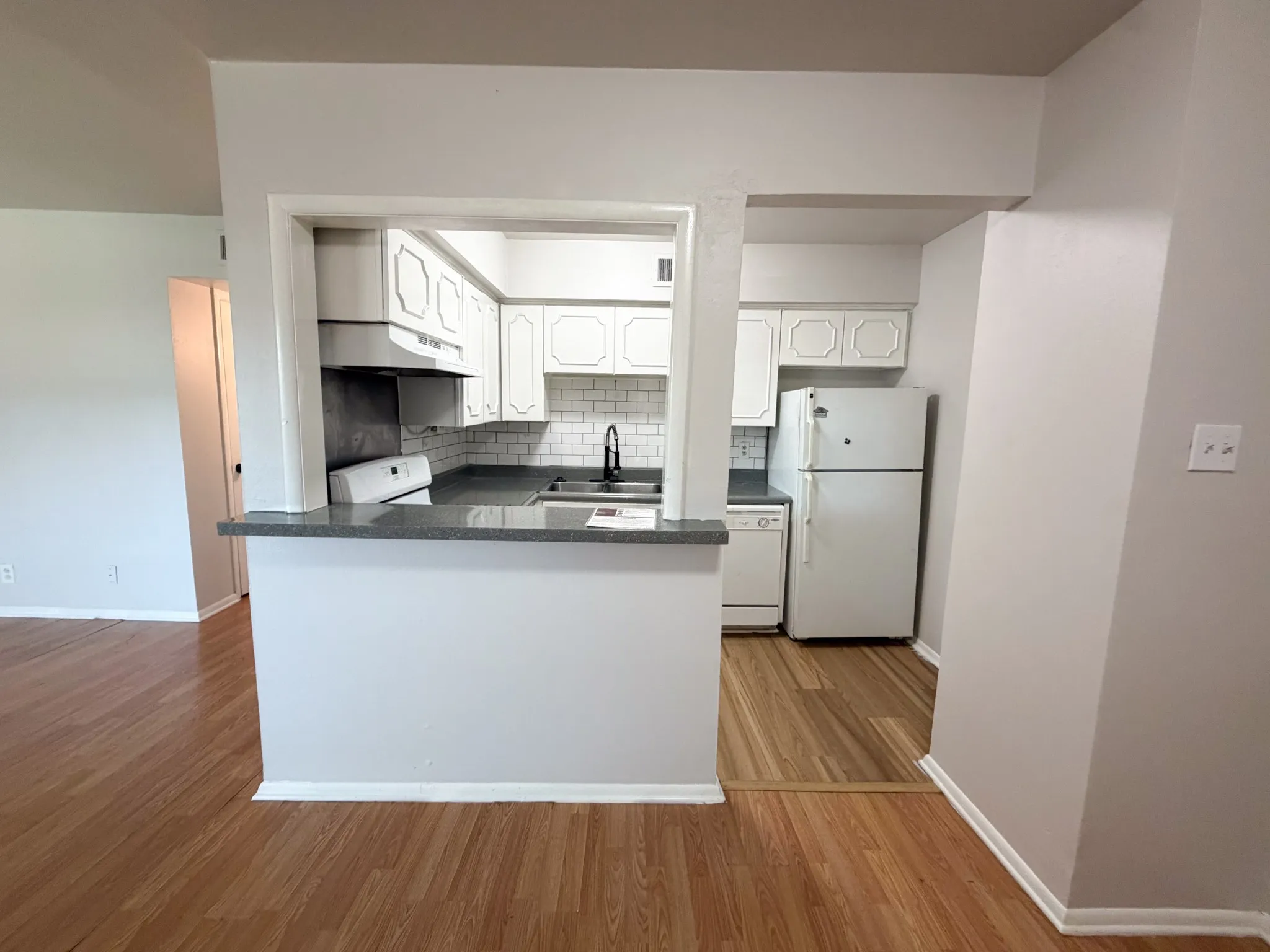 Apartment For Rent in Ellis County , 518 N Rogers Street 202, Waxahachie, Texas 75165, 2 Bedroom, 1 Bathroom, Garage spaces, 650 Sqft, built in 1963, Price $1,250, mls#21355636, Real Estate Agent in Waxahachie, Homes For Rent in Ellis county, Homes For Rent in Waxahachie, Realtor in Waxahachie Texas, Real Estate Brokerage Independent Realty Texas, Luminita Cordes Realtor