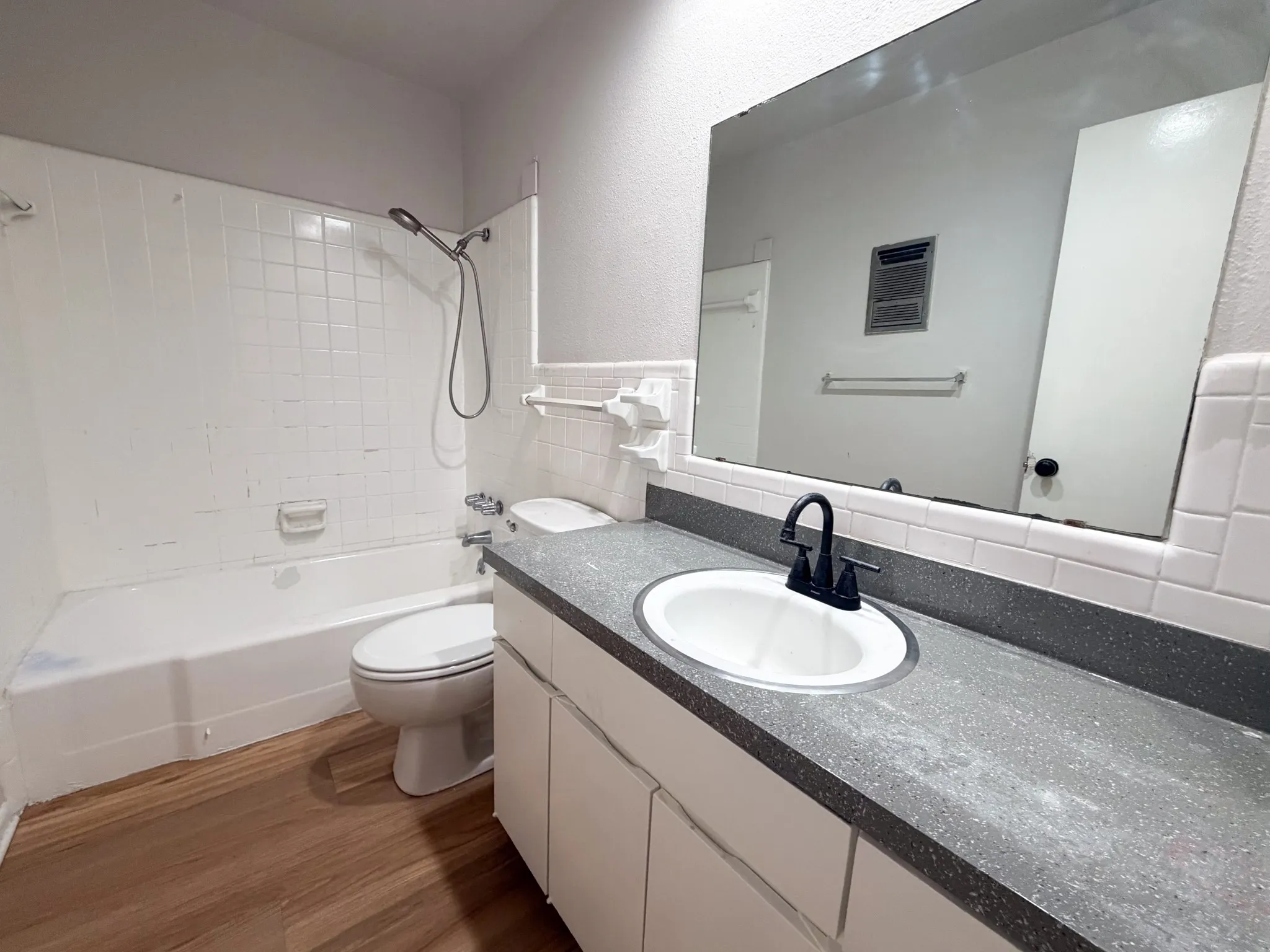 Apartment For Rent in Ellis County , 518 N Rogers Street 202, Waxahachie, Texas 75165, 2 Bedroom, 1 Bathroom, Garage spaces, 650 Sqft, built in 1963, Price $1,250, mls#21355636, Real Estate Agent in Waxahachie, Homes For Rent in Ellis county, Homes For Rent in Waxahachie, Realtor in Waxahachie Texas, Real Estate Brokerage Independent Realty Texas, Luminita Cordes Realtor