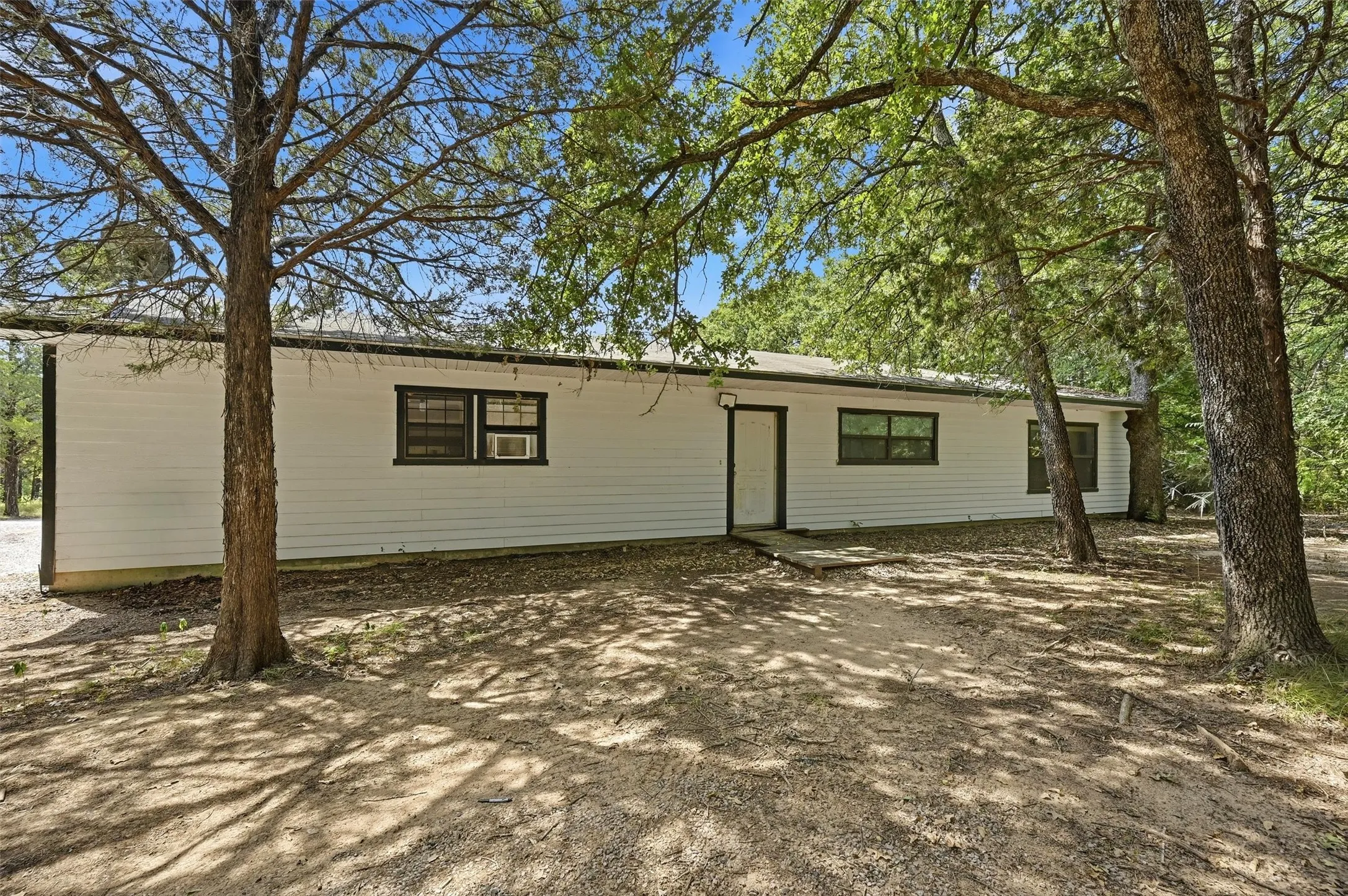 Single Family Residence For Sale in Grayson County , 3721 Rock Creek Road, Whitesboro, Texas 76273, 4 Bedroom, 3 Bathroom, 2 Garage spaces, 2,910 Sqft, built in 2001, mls#21351768, Real Estate Agent in Whitesboro, Homes For Sale in Grayson county, Homes For Sale in Whitesboro, Realtor in Whitesboro Texas, Real Estate Brokerage Independent Realty Texas, Luminita Cordes Realtor