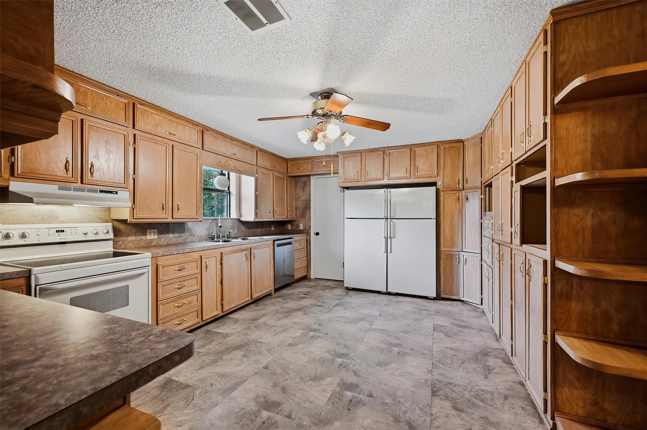 Single Family Residence For Sale in Grayson County , 3721 Rock Creek Road, Whitesboro, Texas 76273, 4 Bedroom, 3 Bathroom, 2 Garage spaces, 2,910 Sqft, built in 2001, mls#21351768, Real Estate Agent in Whitesboro, Homes For Sale in Grayson county, Homes For Sale in Whitesboro, Realtor in Whitesboro Texas, Real Estate Brokerage Independent Realty Texas, Luminita Cordes Realtor