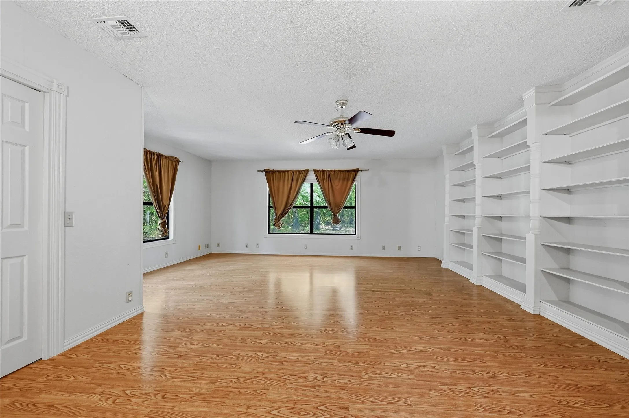 Single Family Residence For Sale in Grayson County , 3721 Rock Creek Road, Whitesboro, Texas 76273, 4 Bedroom, 3 Bathroom, 2 Garage spaces, 2,910 Sqft, built in 2001, mls#21351768, Real Estate Agent in Whitesboro, Homes For Sale in Grayson county, Homes For Sale in Whitesboro, Realtor in Whitesboro Texas, Real Estate Brokerage Independent Realty Texas, Luminita Cordes Realtor