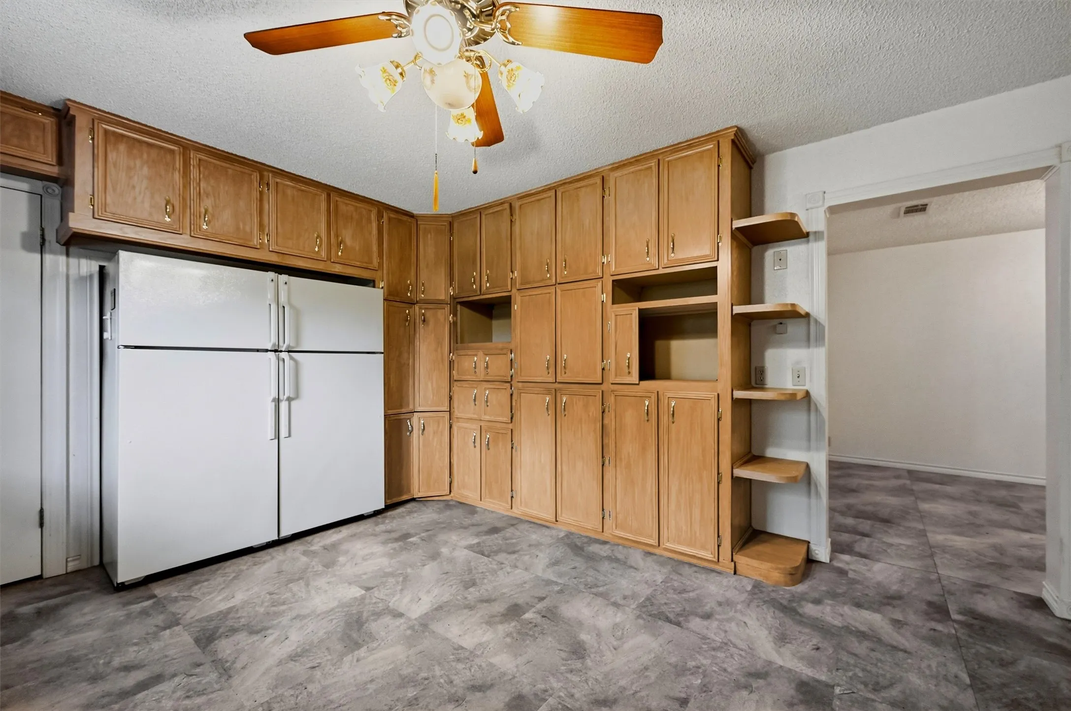 Single Family Residence For Sale in Grayson County , 3721 Rock Creek Road, Whitesboro, Texas 76273, 4 Bedroom, 3 Bathroom, 2 Garage spaces, 2,910 Sqft, built in 2001, mls#21351768, Real Estate Agent in Whitesboro, Homes For Sale in Grayson county, Homes For Sale in Whitesboro, Realtor in Whitesboro Texas, Real Estate Brokerage Independent Realty Texas, Luminita Cordes Realtor