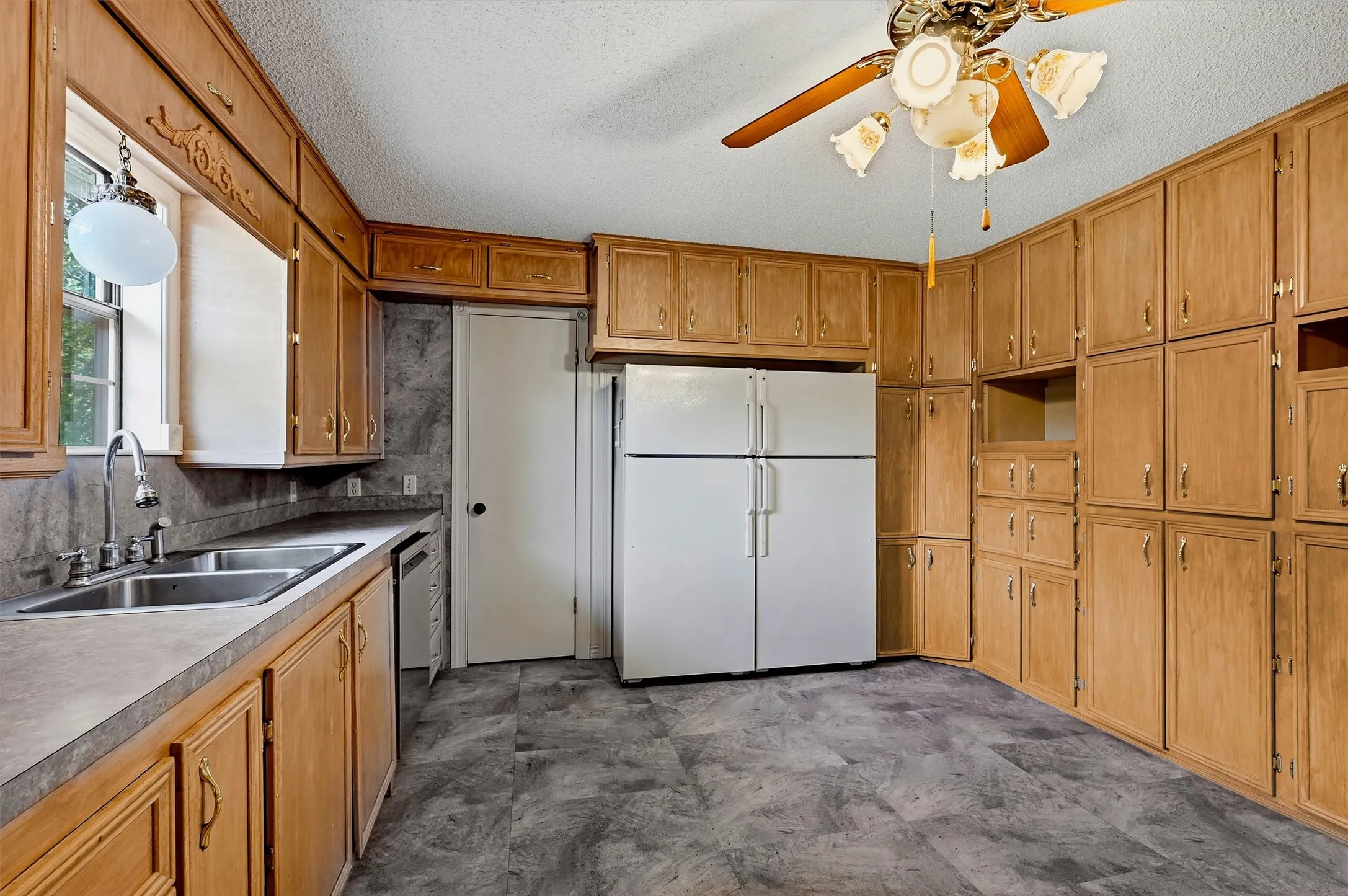 Single Family Residence For Sale in Grayson County , 3721 Rock Creek Road, Whitesboro, Texas 76273, 4 Bedroom, 3 Bathroom, 2 Garage spaces, 2,910 Sqft, built in 2001, mls#21351768, Real Estate Agent in Whitesboro, Homes For Sale in Grayson county, Homes For Sale in Whitesboro, Realtor in Whitesboro Texas, Real Estate Brokerage Independent Realty Texas, Luminita Cordes Realtor