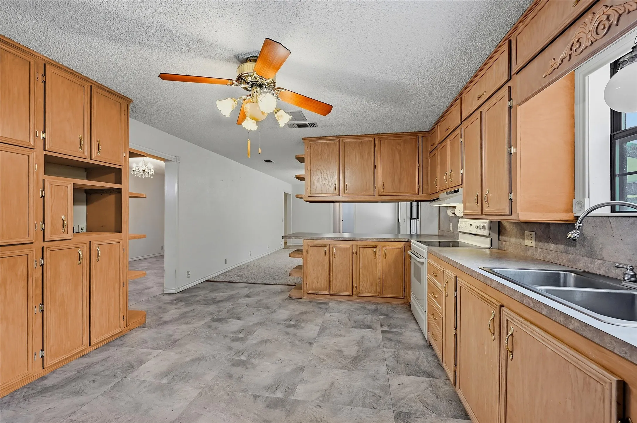 Single Family Residence For Sale in Grayson County , 3721 Rock Creek Road, Whitesboro, Texas 76273, 4 Bedroom, 3 Bathroom, 2 Garage spaces, 2,910 Sqft, built in 2001, mls#21351768, Real Estate Agent in Whitesboro, Homes For Sale in Grayson county, Homes For Sale in Whitesboro, Realtor in Whitesboro Texas, Real Estate Brokerage Independent Realty Texas, Luminita Cordes Realtor