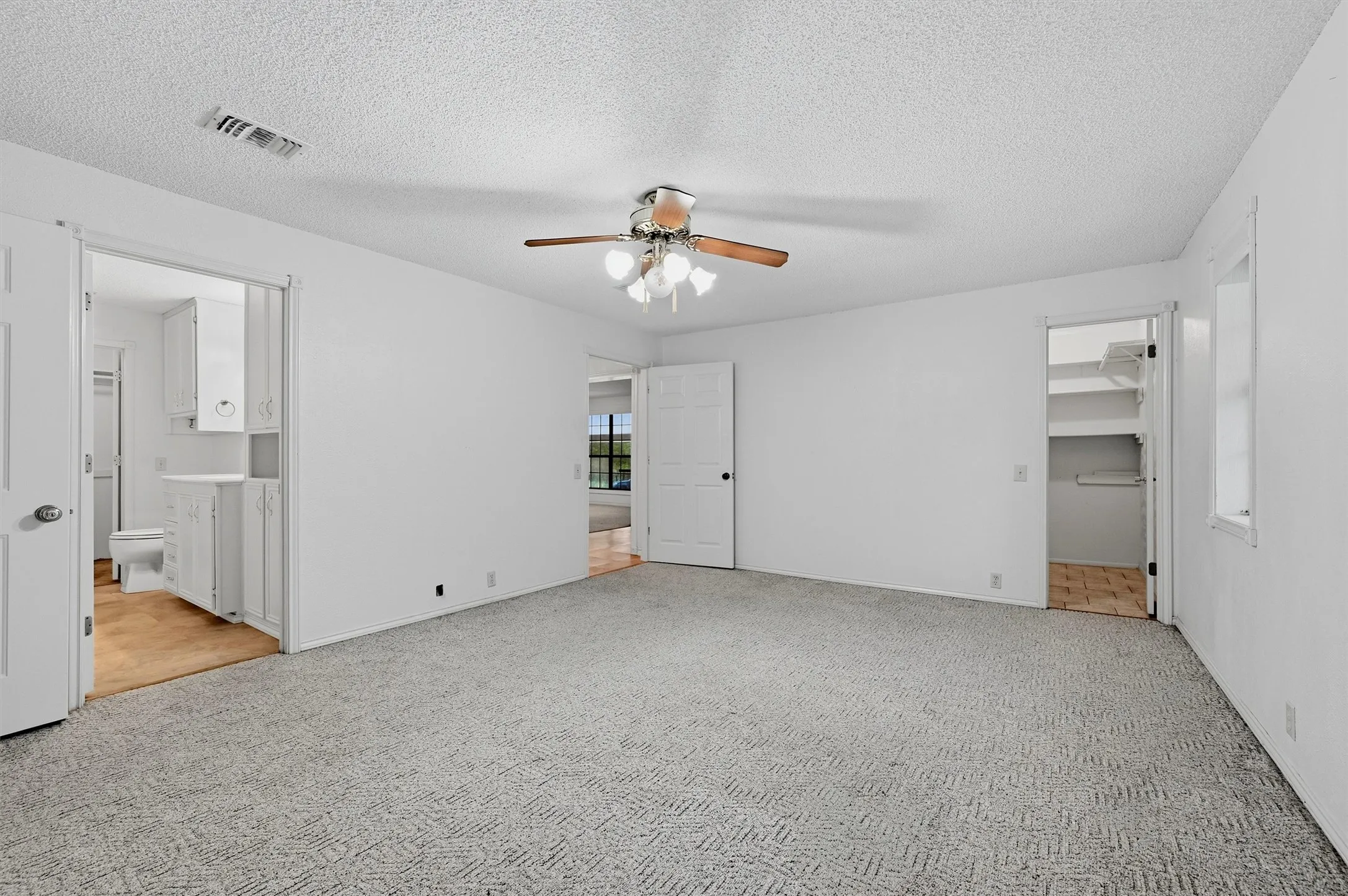 Single Family Residence For Sale in Grayson County , 3721 Rock Creek Road, Whitesboro, Texas 76273, 4 Bedroom, 3 Bathroom, 2 Garage spaces, 2,910 Sqft, built in 2001, mls#21351768, Real Estate Agent in Whitesboro, Homes For Sale in Grayson county, Homes For Sale in Whitesboro, Realtor in Whitesboro Texas, Real Estate Brokerage Independent Realty Texas, Luminita Cordes Realtor