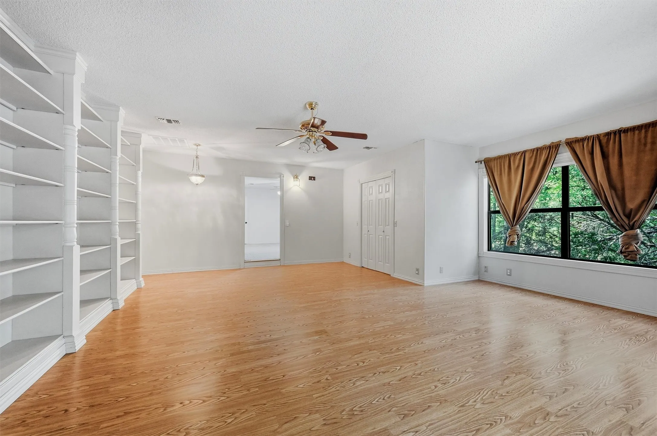 Single Family Residence For Sale in Grayson County , 3721 Rock Creek Road, Whitesboro, Texas 76273, 4 Bedroom, 3 Bathroom, 2 Garage spaces, 2,910 Sqft, built in 2001, mls#21351768, Real Estate Agent in Whitesboro, Homes For Sale in Grayson county, Homes For Sale in Whitesboro, Realtor in Whitesboro Texas, Real Estate Brokerage Independent Realty Texas, Luminita Cordes Realtor