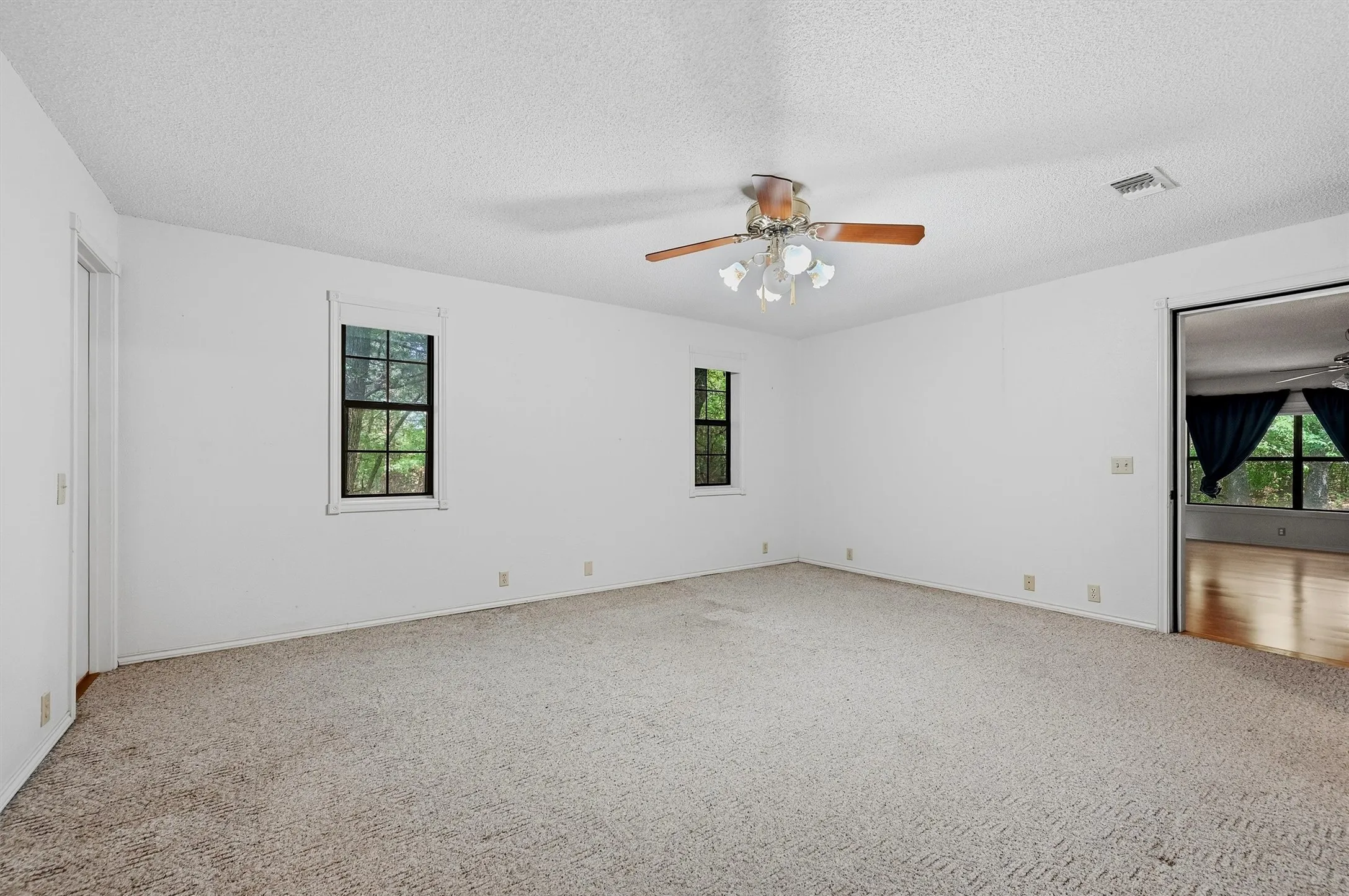 Single Family Residence For Sale in Grayson County , 3721 Rock Creek Road, Whitesboro, Texas 76273, 4 Bedroom, 3 Bathroom, 2 Garage spaces, 2,910 Sqft, built in 2001, mls#21351768, Real Estate Agent in Whitesboro, Homes For Sale in Grayson county, Homes For Sale in Whitesboro, Realtor in Whitesboro Texas, Real Estate Brokerage Independent Realty Texas, Luminita Cordes Realtor