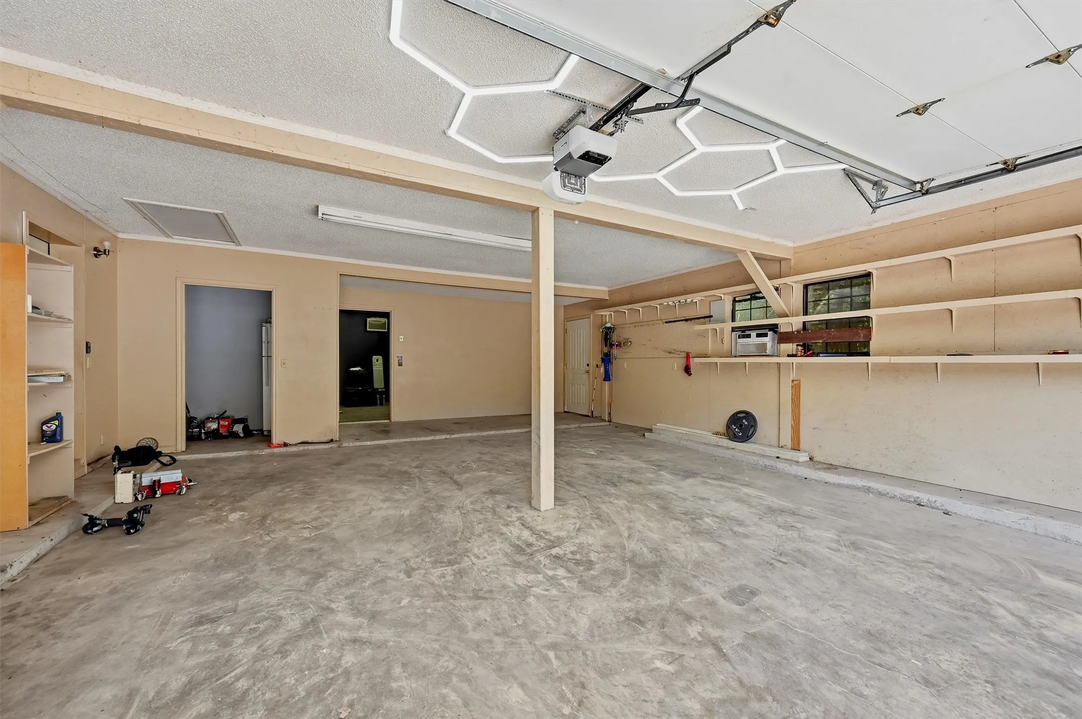 Single Family Residence For Sale in Grayson County , 3721 Rock Creek Road, Whitesboro, Texas 76273, 4 Bedroom, 3 Bathroom, 2 Garage spaces, 2,910 Sqft, built in 2001, mls#21351768, Real Estate Agent in Whitesboro, Homes For Sale in Grayson county, Homes For Sale in Whitesboro, Realtor in Whitesboro Texas, Real Estate Brokerage Independent Realty Texas, Luminita Cordes Realtor