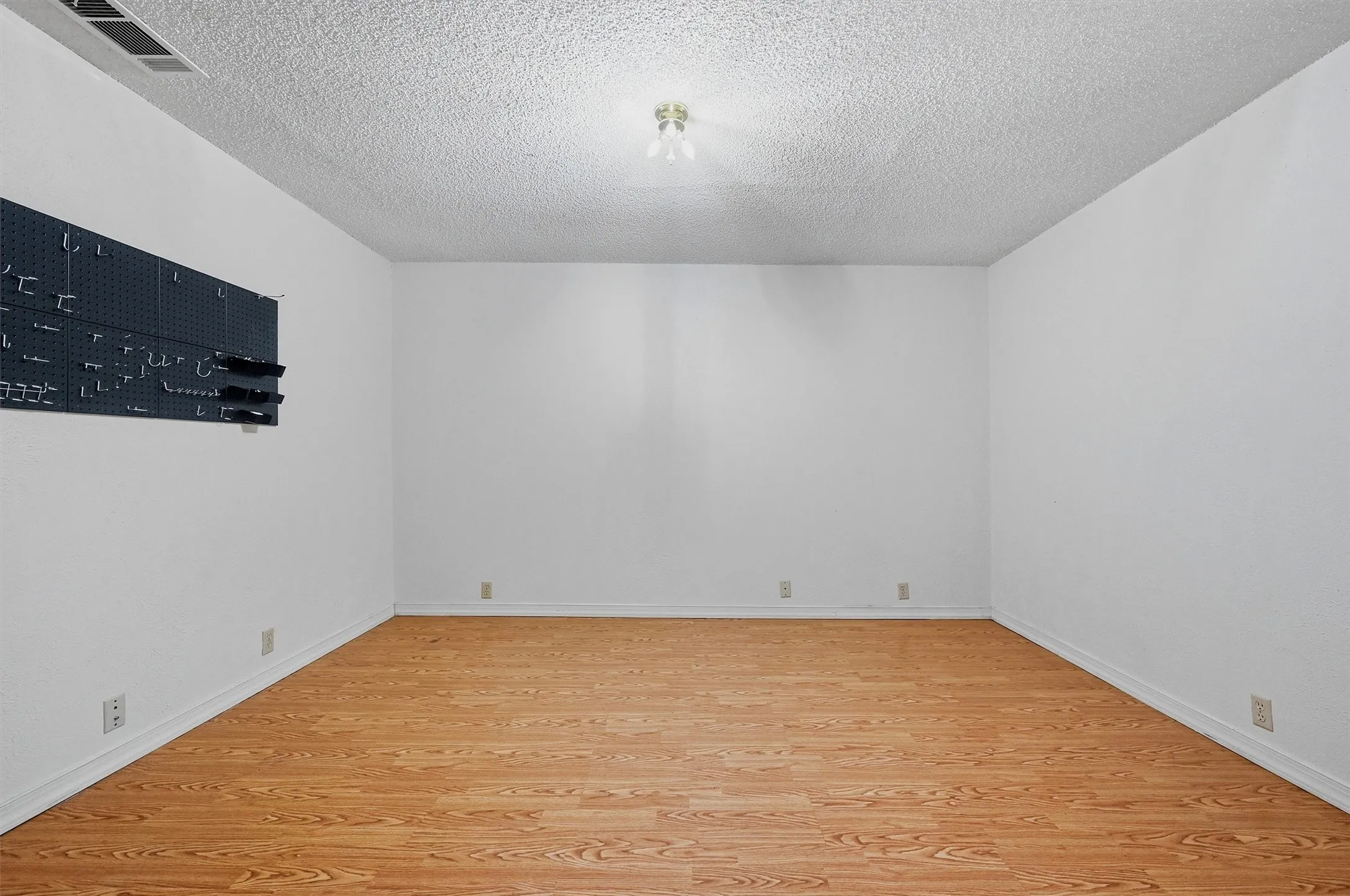 Single Family Residence For Sale in Grayson County , 3721 Rock Creek Road, Whitesboro, Texas 76273, 4 Bedroom, 3 Bathroom, 2 Garage spaces, 2,910 Sqft, built in 2001, mls#21351768, Real Estate Agent in Whitesboro, Homes For Sale in Grayson county, Homes For Sale in Whitesboro, Realtor in Whitesboro Texas, Real Estate Brokerage Independent Realty Texas, Luminita Cordes Realtor