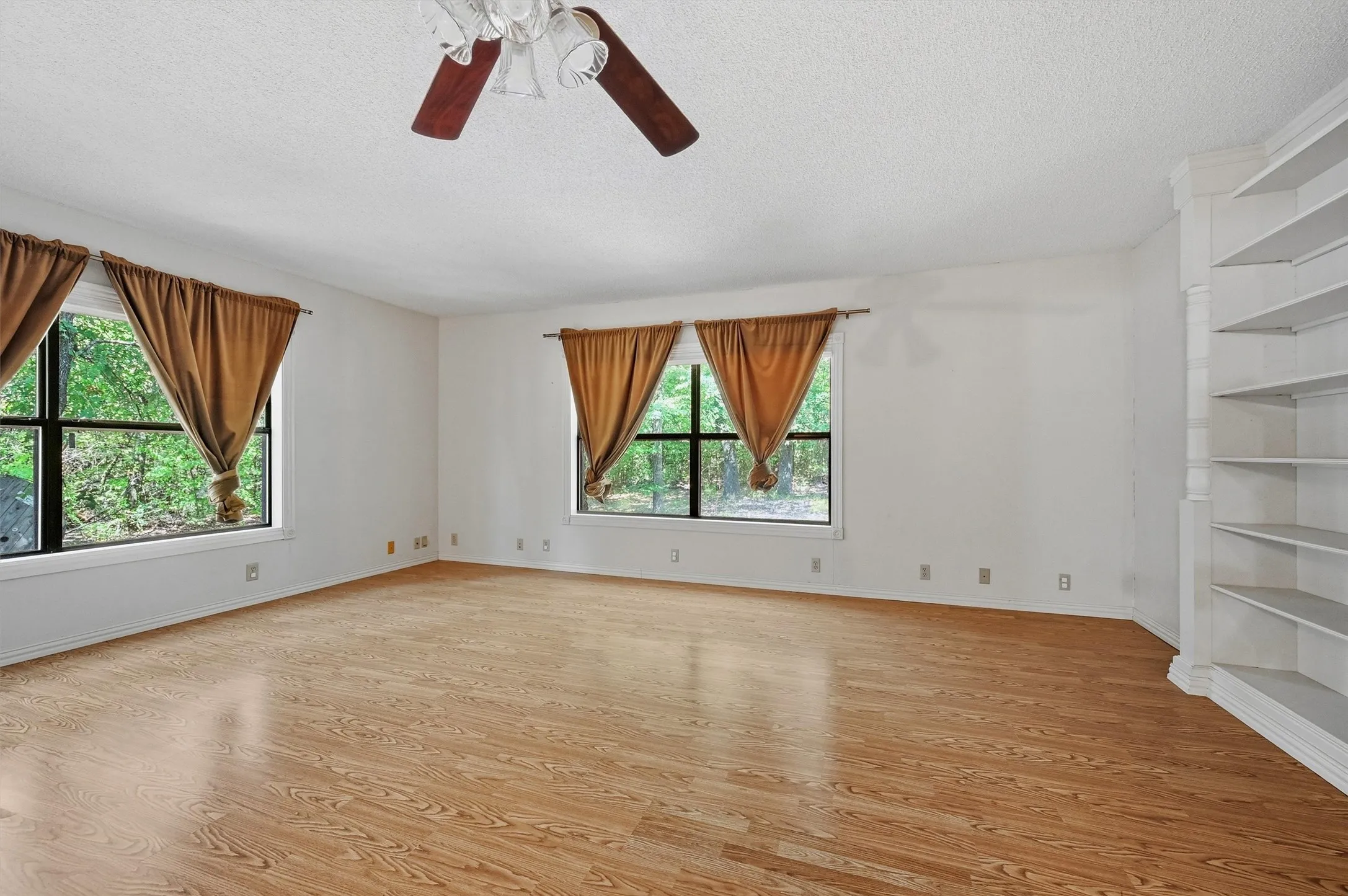 Single Family Residence For Sale in Grayson County , 3721 Rock Creek Road, Whitesboro, Texas 76273, 4 Bedroom, 3 Bathroom, 2 Garage spaces, 2,910 Sqft, built in 2001, mls#21351768, Real Estate Agent in Whitesboro, Homes For Sale in Grayson county, Homes For Sale in Whitesboro, Realtor in Whitesboro Texas, Real Estate Brokerage Independent Realty Texas, Luminita Cordes Realtor