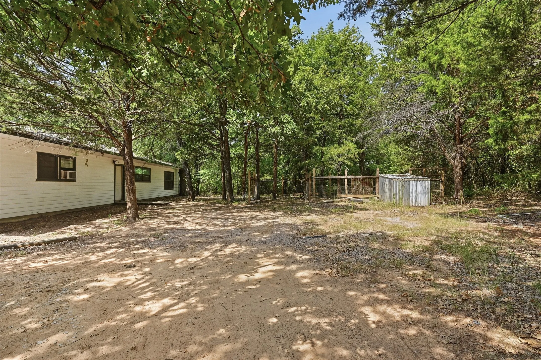 Single Family Residence For Sale in Grayson County , 3721 Rock Creek Road, Whitesboro, Texas 76273, 4 Bedroom, 3 Bathroom, 2 Garage spaces, 2,910 Sqft, built in 2001, mls#21351768, Real Estate Agent in Whitesboro, Homes For Sale in Grayson county, Homes For Sale in Whitesboro, Realtor in Whitesboro Texas, Real Estate Brokerage Independent Realty Texas, Luminita Cordes Realtor