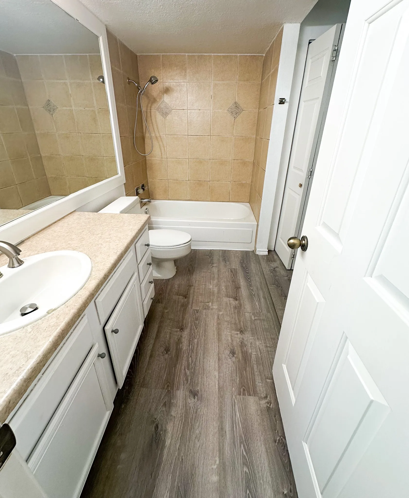 Condominium For Rent in Dallas County , 16301 Ledgemont Lane 273B, Addison, Texas 75001, 1 Bedroom, 1 Bathroom, Garage spaces, 696 Sqft, built in 1982, mls#21355649, Real Estate Agent in Addison, Homes For Rent in Dallas county, Homes For Rent in Addison, Realtor in Addison Texas, Real Estate Brokerage Independent Realty Texas, Luminita Cordes Realtor