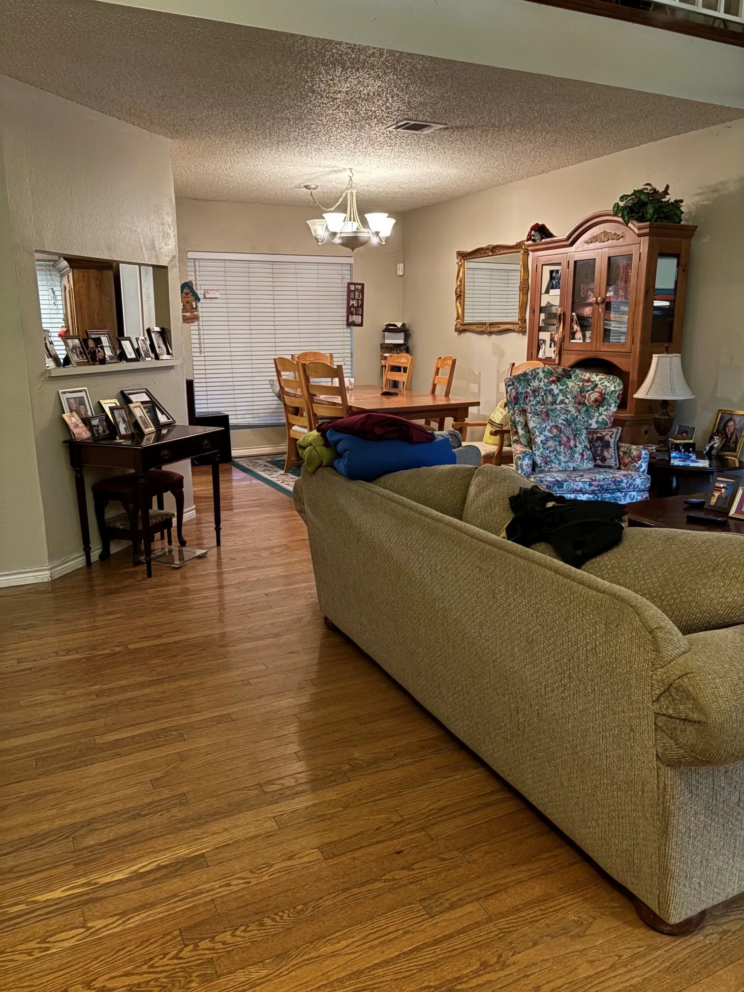 Single Family Residence For Sale in Dallas County , 4435 Mercer Street, Grand Prairie, Texas 75052, 3 Bedroom, 2 Bathroom, 2 Garage spaces, 1,738 Sqft, built in 1986, mls#21355650, Real Estate Agent in Grand Prairie, Homes For Sale in Dallas county, Homes For Sale in Grand Prairie, Realtor in Grand Prairie Texas, Real Estate Brokerage Independent Realty Texas, Luminita Cordes Realtor