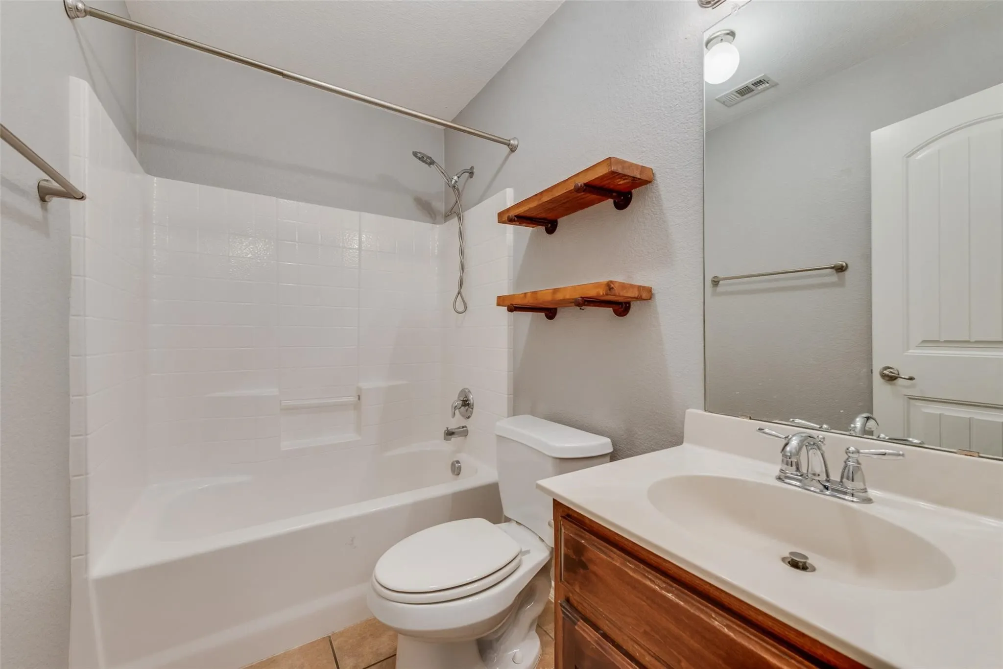 Single Family Residence For Rent in Tarrant County , 5160 Britton Ridge Lane, Fort Worth, Texas 76179, 3 Bedroom, 2 Bathroom, 2 Garage spaces, 1,425 Sqft, built in 2009, mls#21354865, Real Estate Agent in Fort Worth, Homes For Rent in Tarrant county, Homes For Rent in Fort Worth, Realtor in Fort Worth Texas, Real Estate Brokerage Independent Realty Texas, Luminita Cordes Realtor