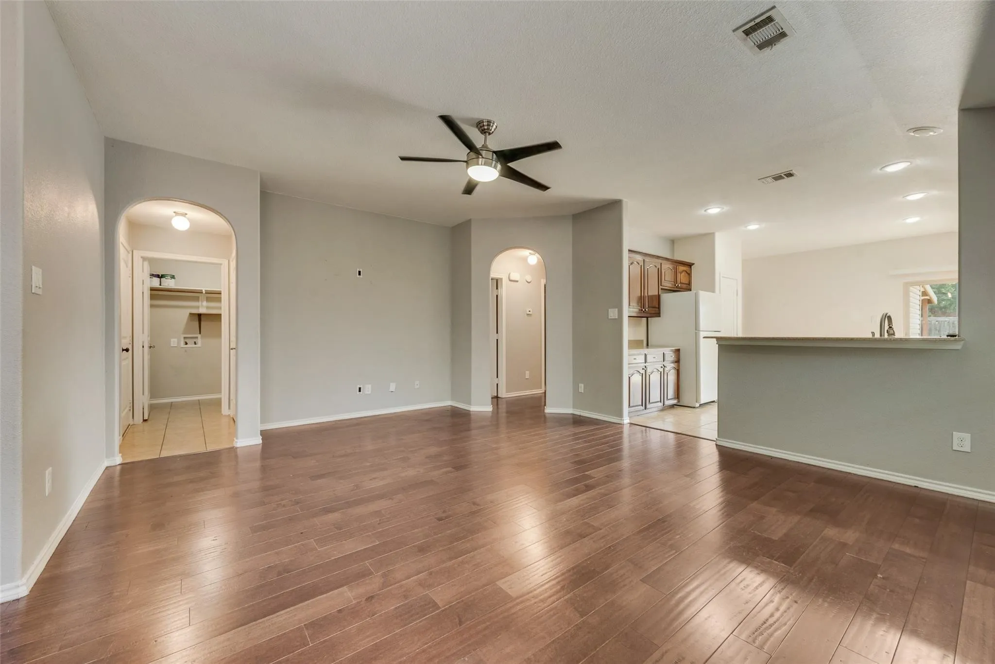 Single Family Residence For Rent in Tarrant County , 5160 Britton Ridge Lane, Fort Worth, Texas 76179, 3 Bedroom, 2 Bathroom, 2 Garage spaces, 1,425 Sqft, built in 2009, mls#21354865, Real Estate Agent in Fort Worth, Homes For Rent in Tarrant county, Homes For Rent in Fort Worth, Realtor in Fort Worth Texas, Real Estate Brokerage Independent Realty Texas, Luminita Cordes Realtor