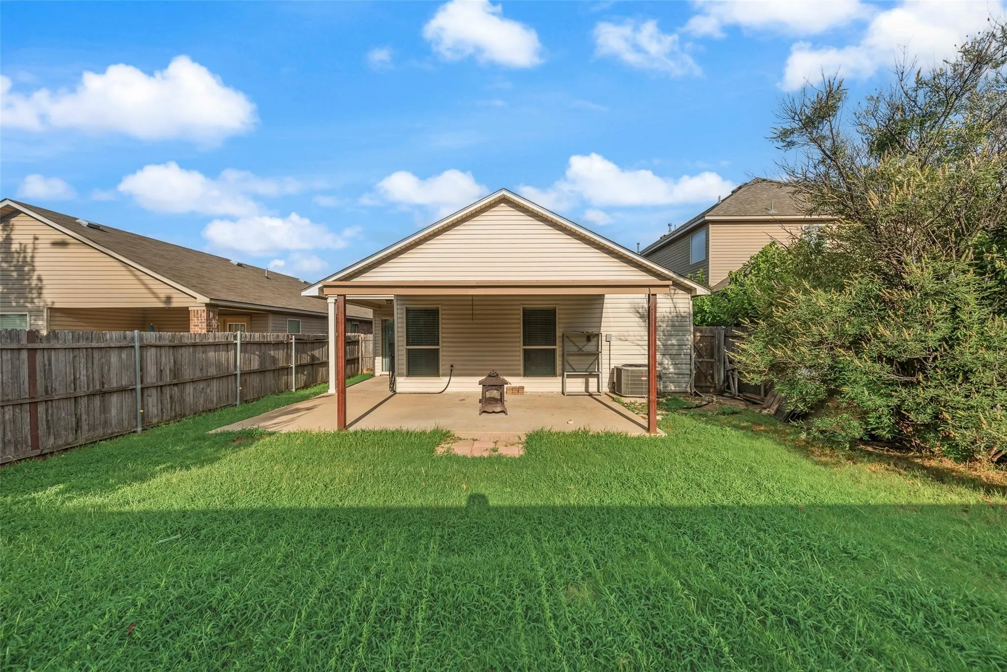 Single Family Residence For Rent in Tarrant County , 5160 Britton Ridge Lane, Fort Worth, Texas 76179, 3 Bedroom, 2 Bathroom, 2 Garage spaces, 1,425 Sqft, built in 2009, mls#21354865, Real Estate Agent in Fort Worth, Homes For Rent in Tarrant county, Homes For Rent in Fort Worth, Realtor in Fort Worth Texas, Real Estate Brokerage Independent Realty Texas, Luminita Cordes Realtor