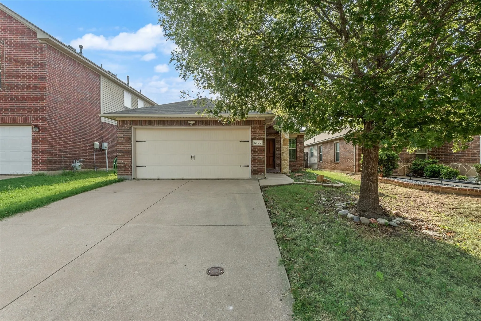 Single Family Residence For Rent in Tarrant County , 5160 Britton Ridge Lane, Fort Worth, Texas 76179, 3 Bedroom, 2 Bathroom, 2 Garage spaces, 1,425 Sqft, built in 2009, mls#21354865, Real Estate Agent in Fort Worth, Homes For Rent in Tarrant county, Homes For Rent in Fort Worth, Realtor in Fort Worth Texas, Real Estate Brokerage Independent Realty Texas, Luminita Cordes Realtor