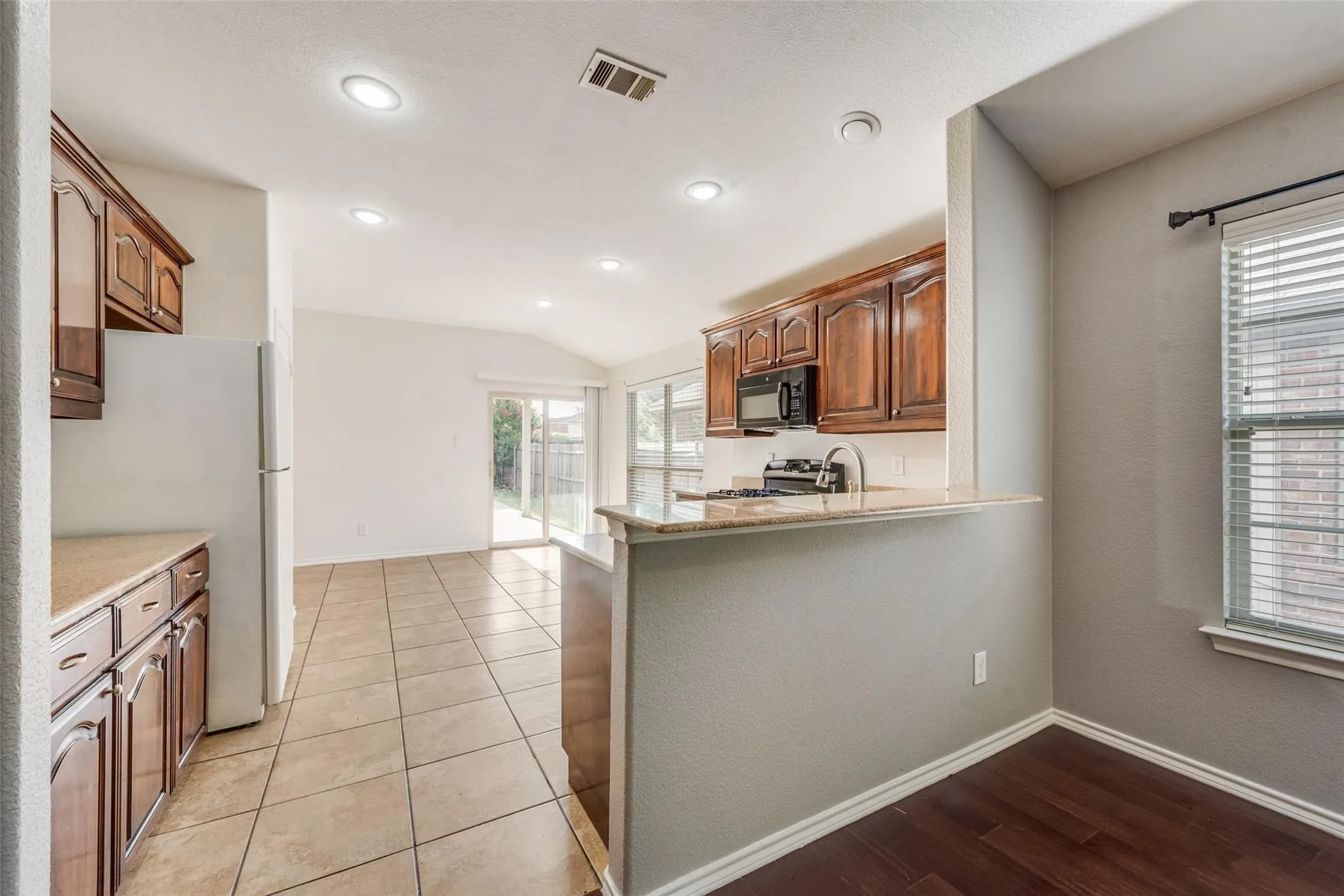 Single Family Residence For Rent in Tarrant County , 5160 Britton Ridge Lane, Fort Worth, Texas 76179, 3 Bedroom, 2 Bathroom, 2 Garage spaces, 1,425 Sqft, built in 2009, mls#21354865, Real Estate Agent in Fort Worth, Homes For Rent in Tarrant county, Homes For Rent in Fort Worth, Realtor in Fort Worth Texas, Real Estate Brokerage Independent Realty Texas, Luminita Cordes Realtor